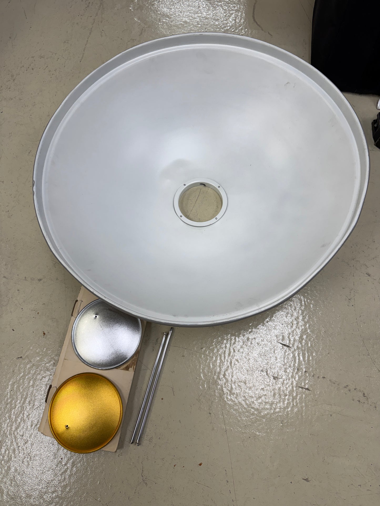 Elinchrom 27.5 inch 70cm soft light beauty dish reflector with deflectors
