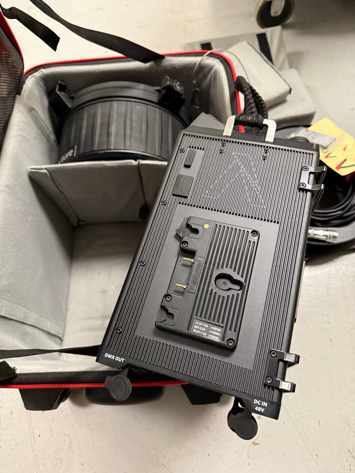 Aputure LS 600d Pro Bi-Color LED Monolight (V-Mount) w/ Fresnel F10