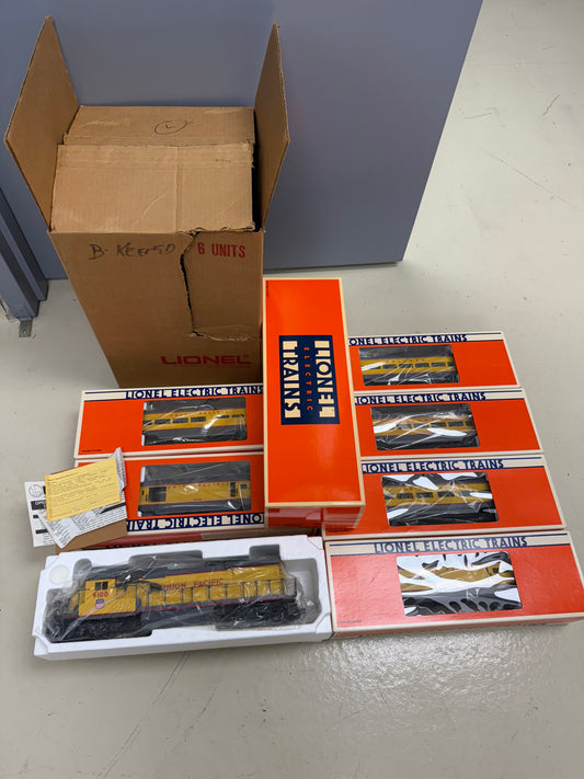 Lionel O Gauge Union Pacific Smooth Side Passenger set with DASH-8 40C locomotive