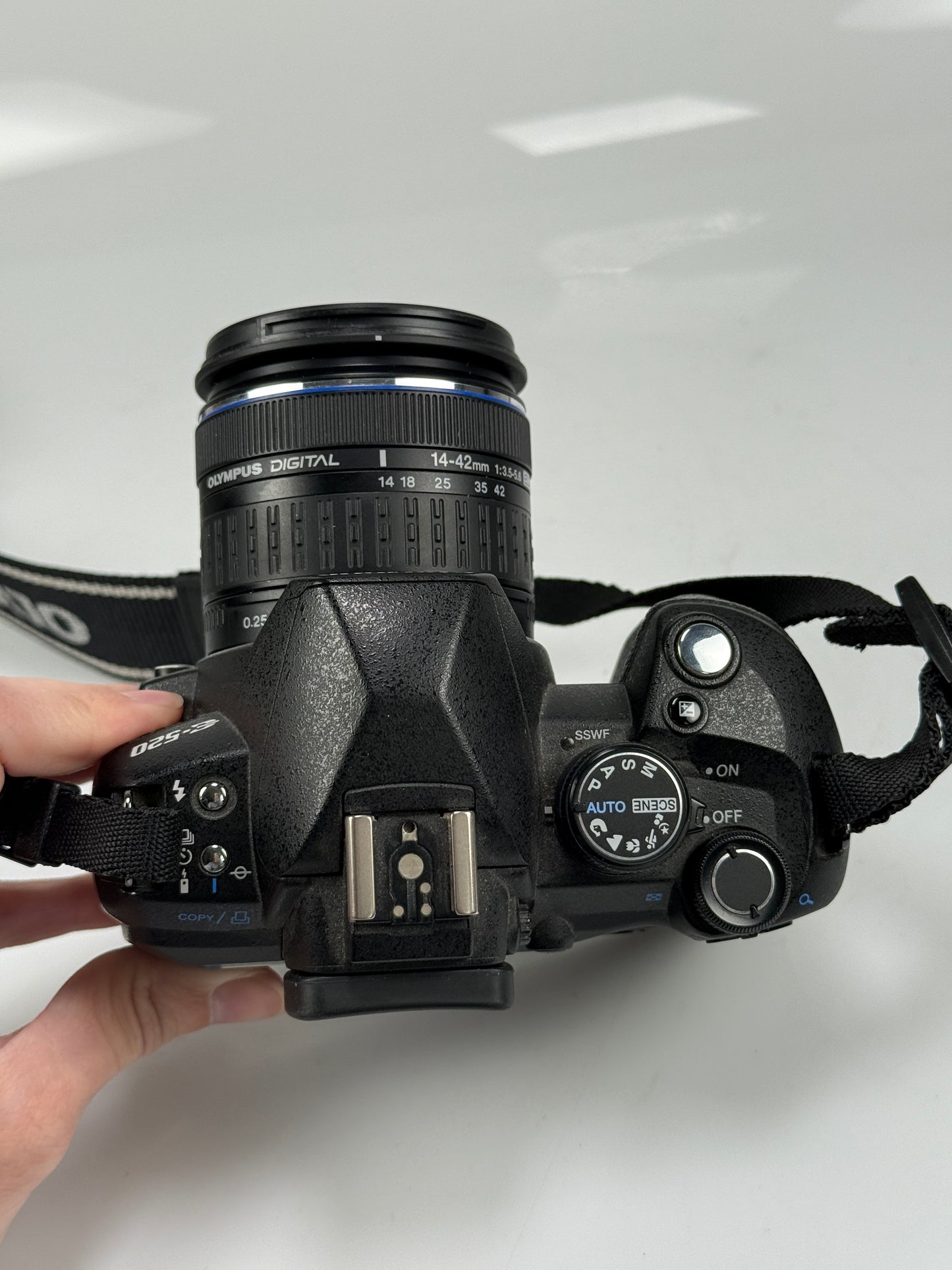 Olympus E-520 camera 10.0 MP DSLR 14-42mm Lens