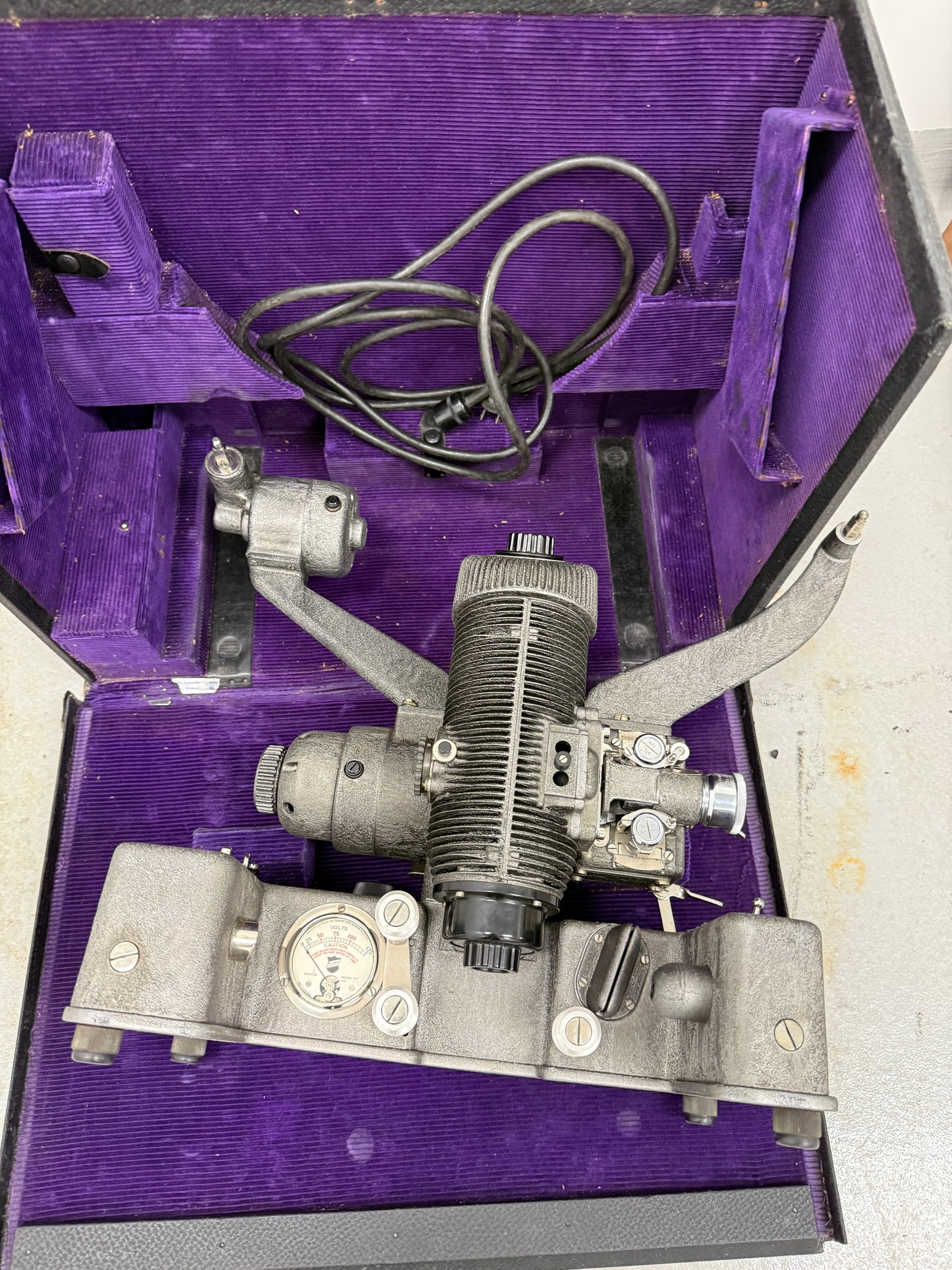Filmo Bell Howell Model 130 16mm Film Projector – RARE