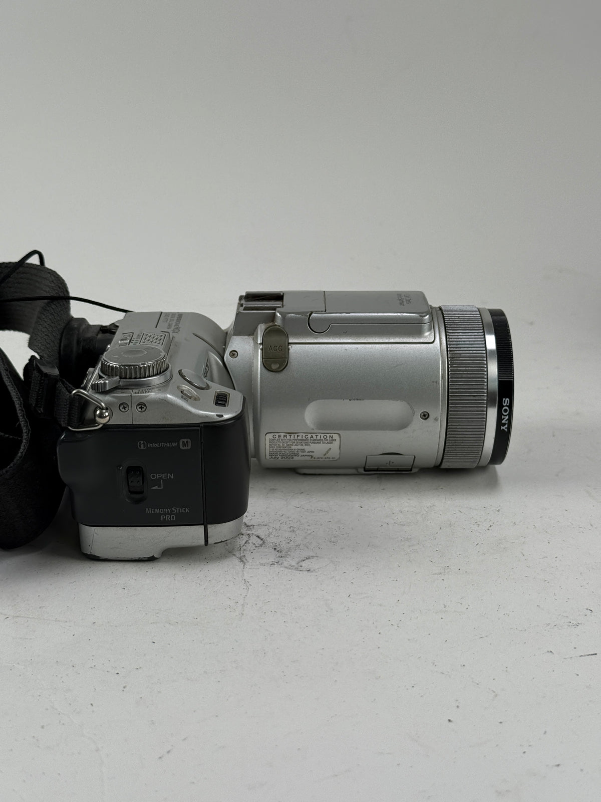 Sony Cyber-shot DSC-F717 5MP Zeiss NightShot Digital Camera