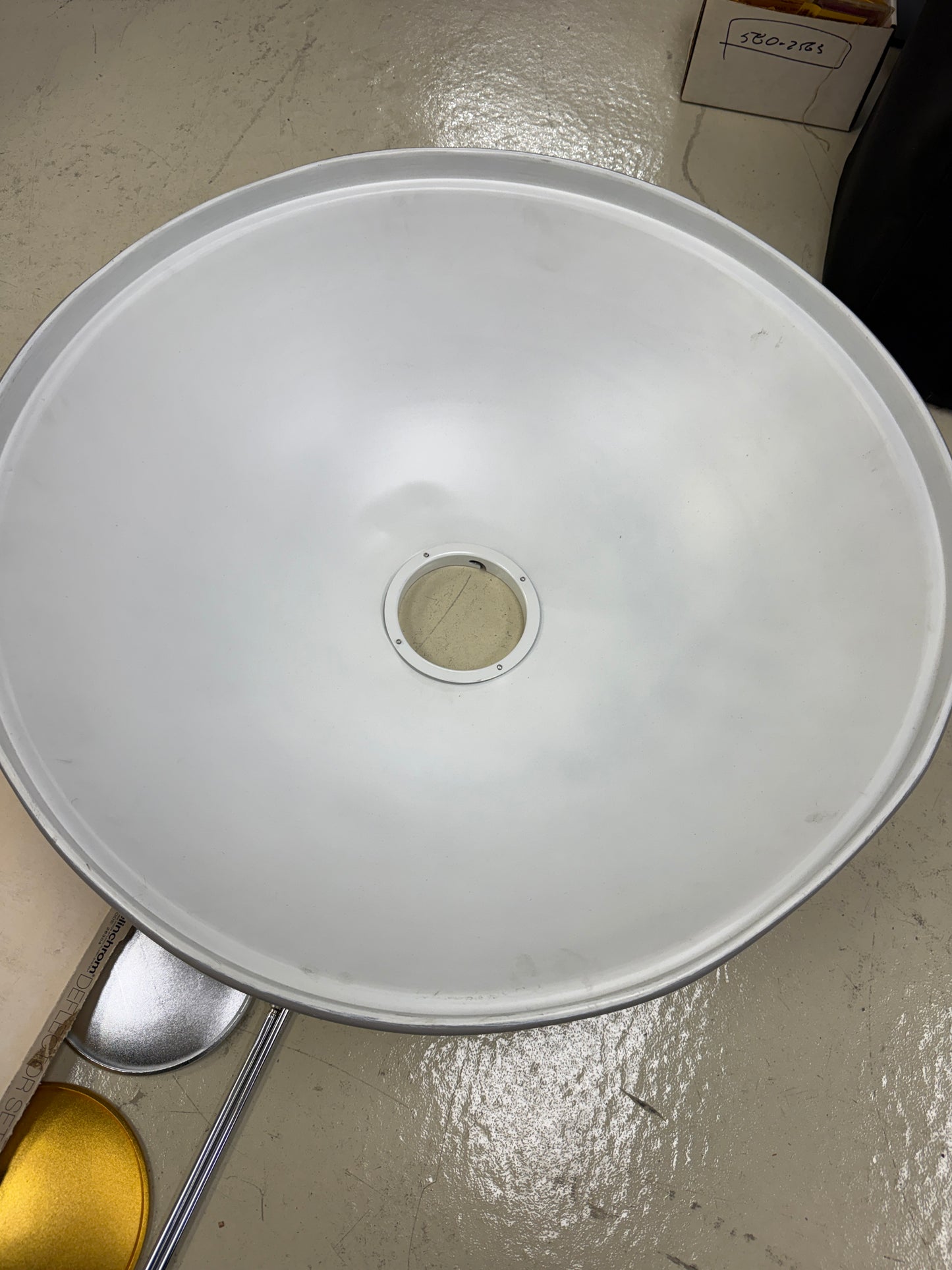 Elinchrom 27.5 inch 70cm soft light beauty dish reflector with deflectors