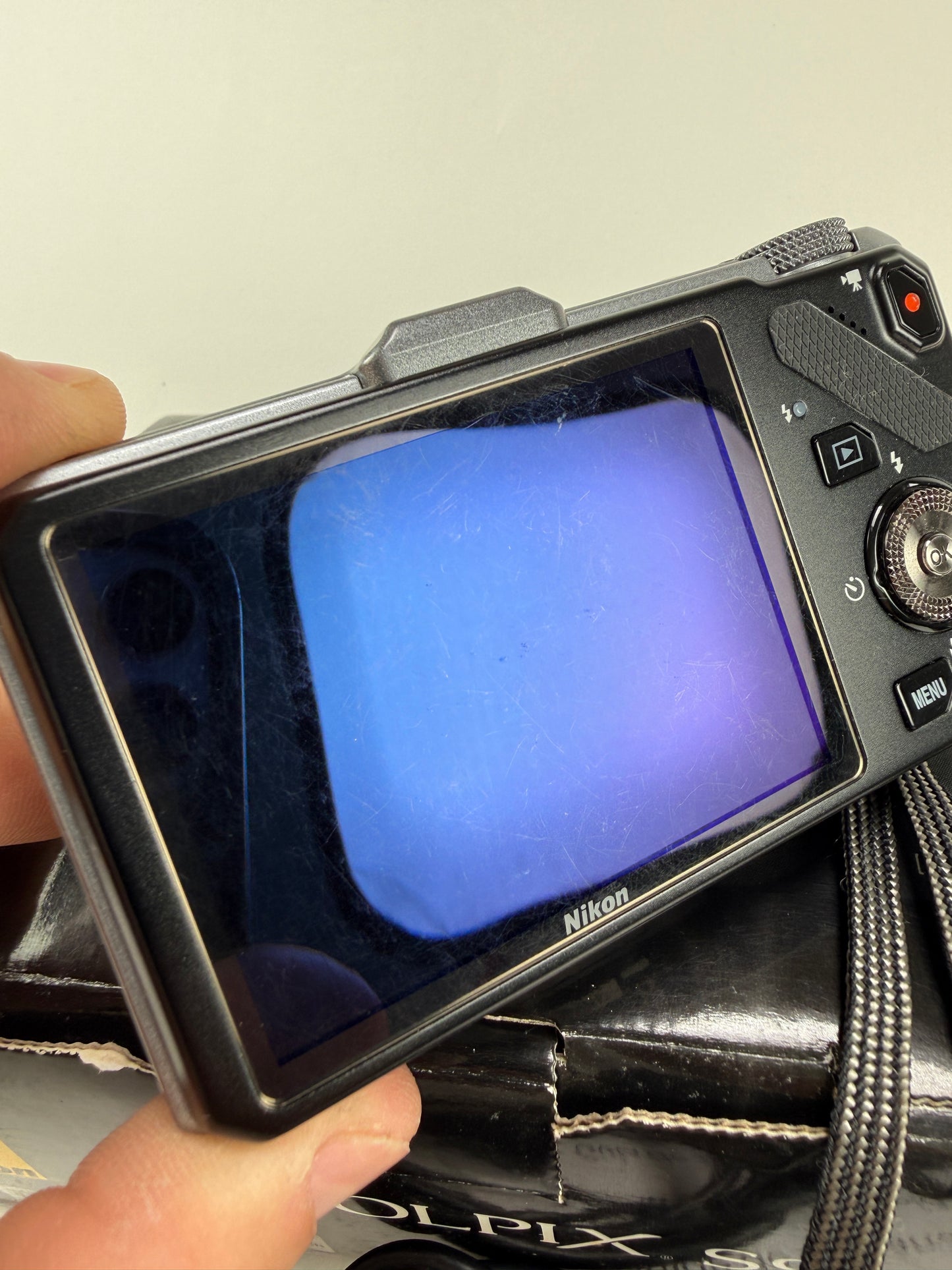 Nikon COOLPIX S9300 16.0MP Digital Camera 18x Optica Zoom Silver
