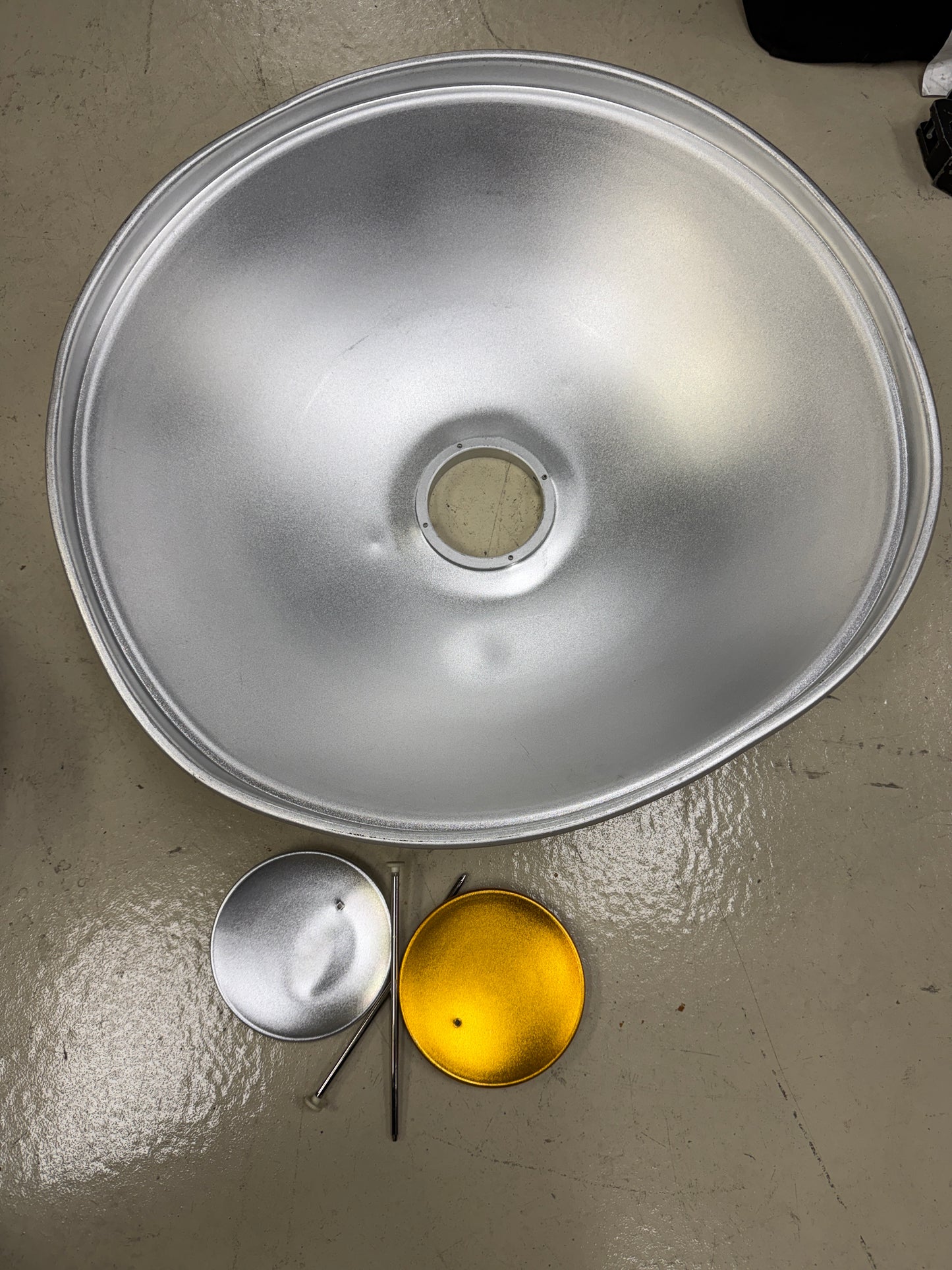 Elinchrom 27.5 inch 70cm soft light beauty dish reflector with deflectors