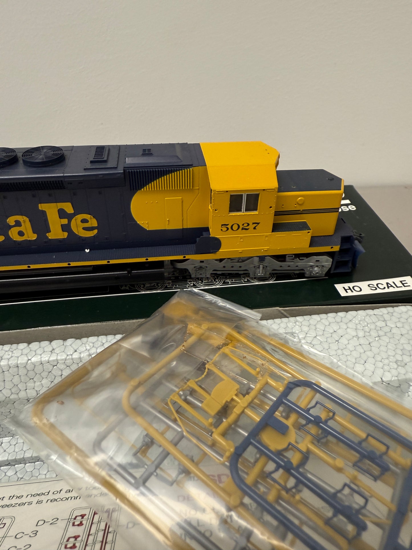 KATO 37-2908 HO EMD SD40-2 Snoot Nose Locomotive Santa Fe #5027 New DCC Ready