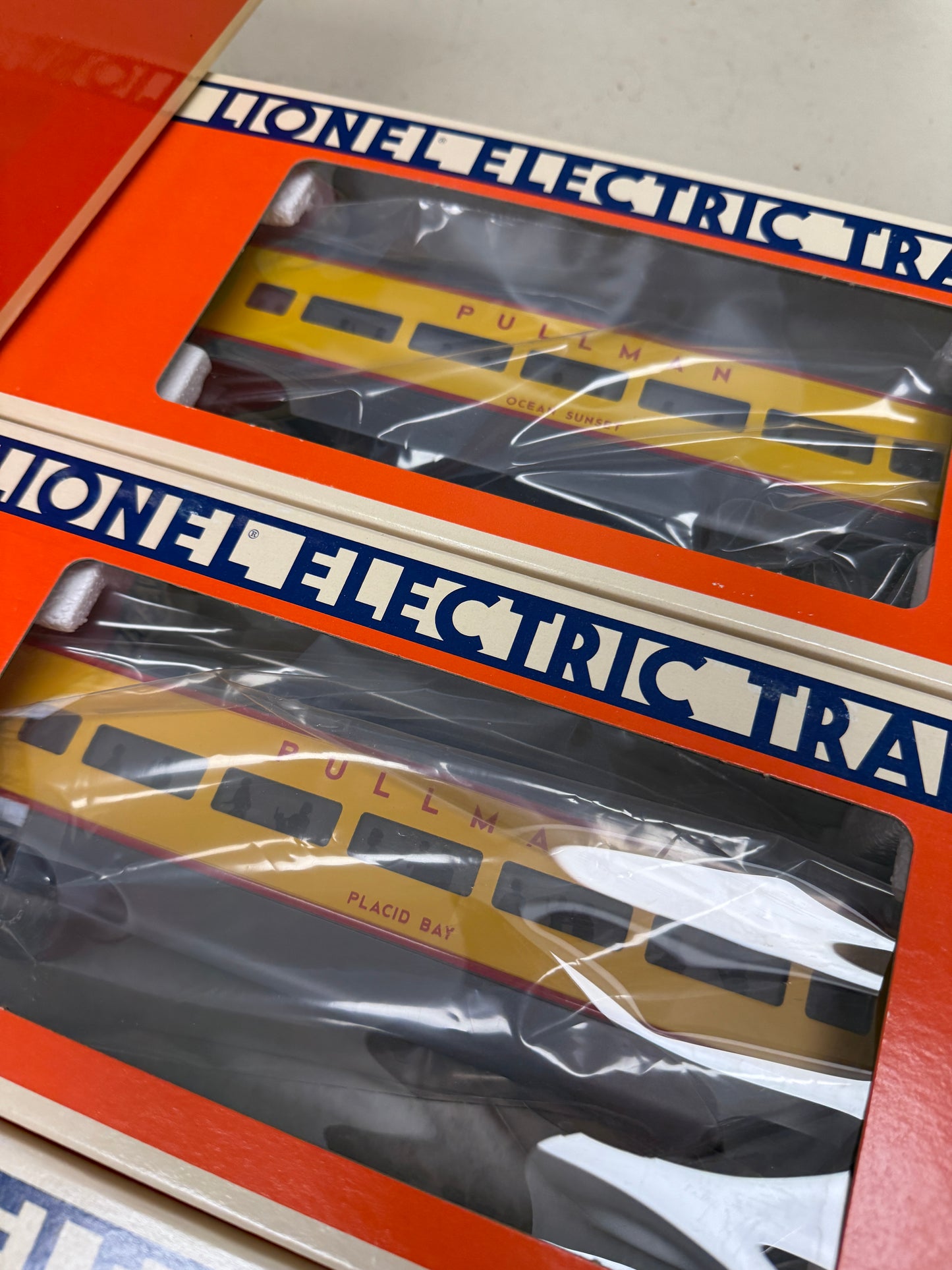 Lionel O Gauge Union Pacific Smooth Side Passenger set with DASH-8 40C locomotive