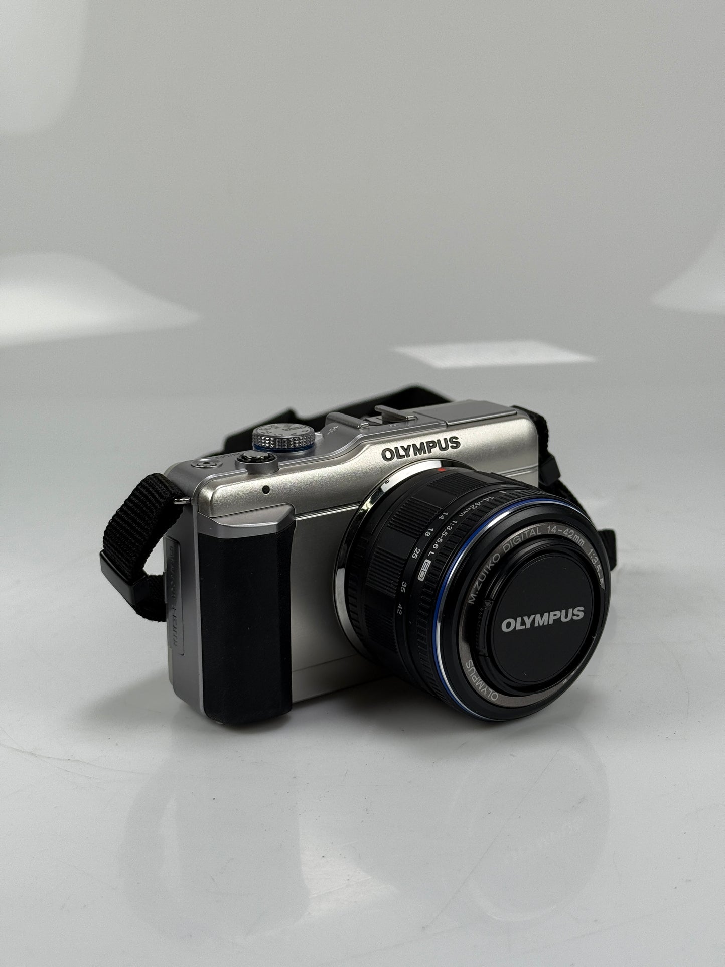 Olympus E-PL1  12.3MP mirrorless digital camera body Silver with 14-42mm L ED lens