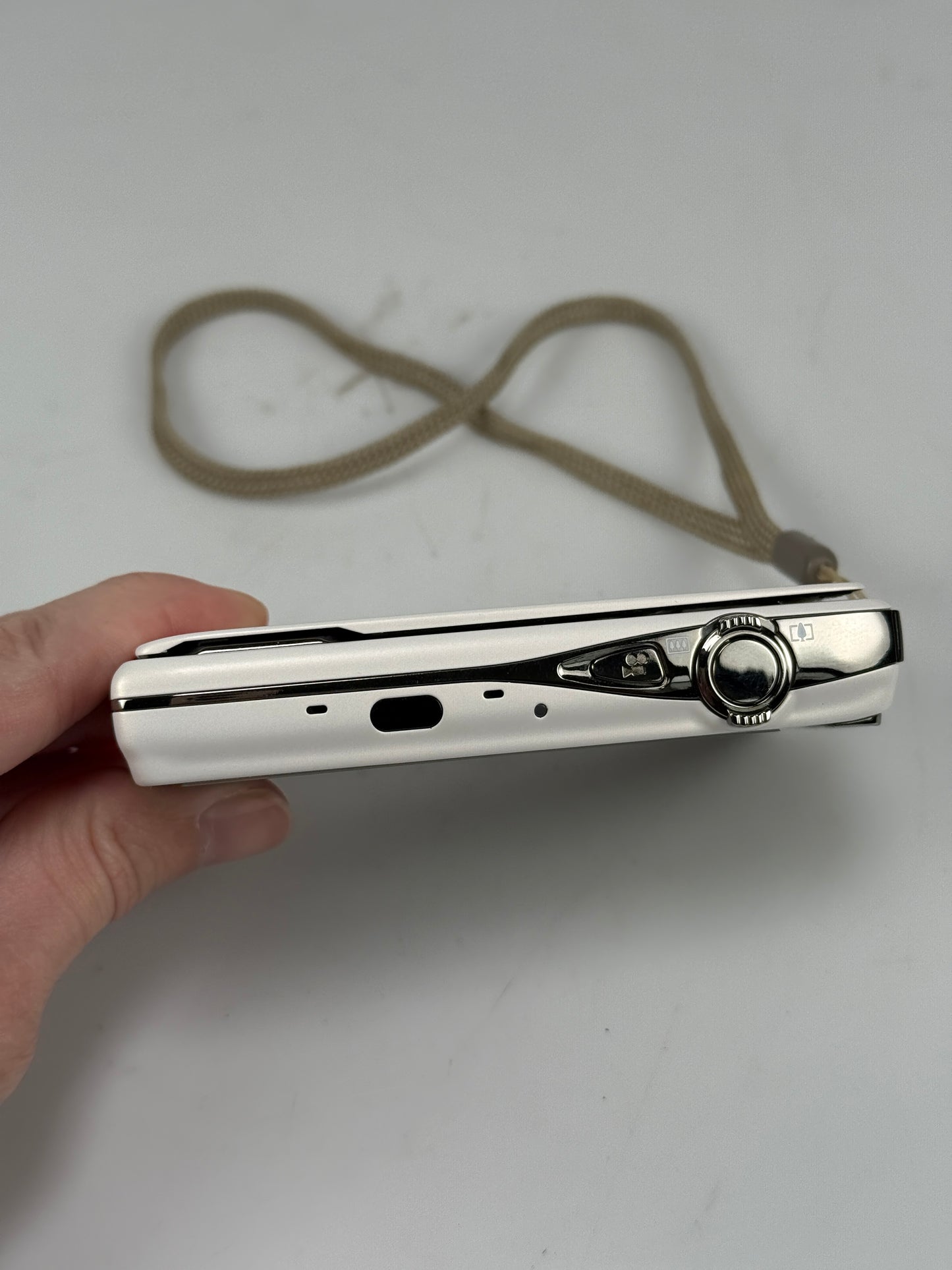 FUJIFILM FinePix Z900EXR 16.0MP Compact Digital Camera White