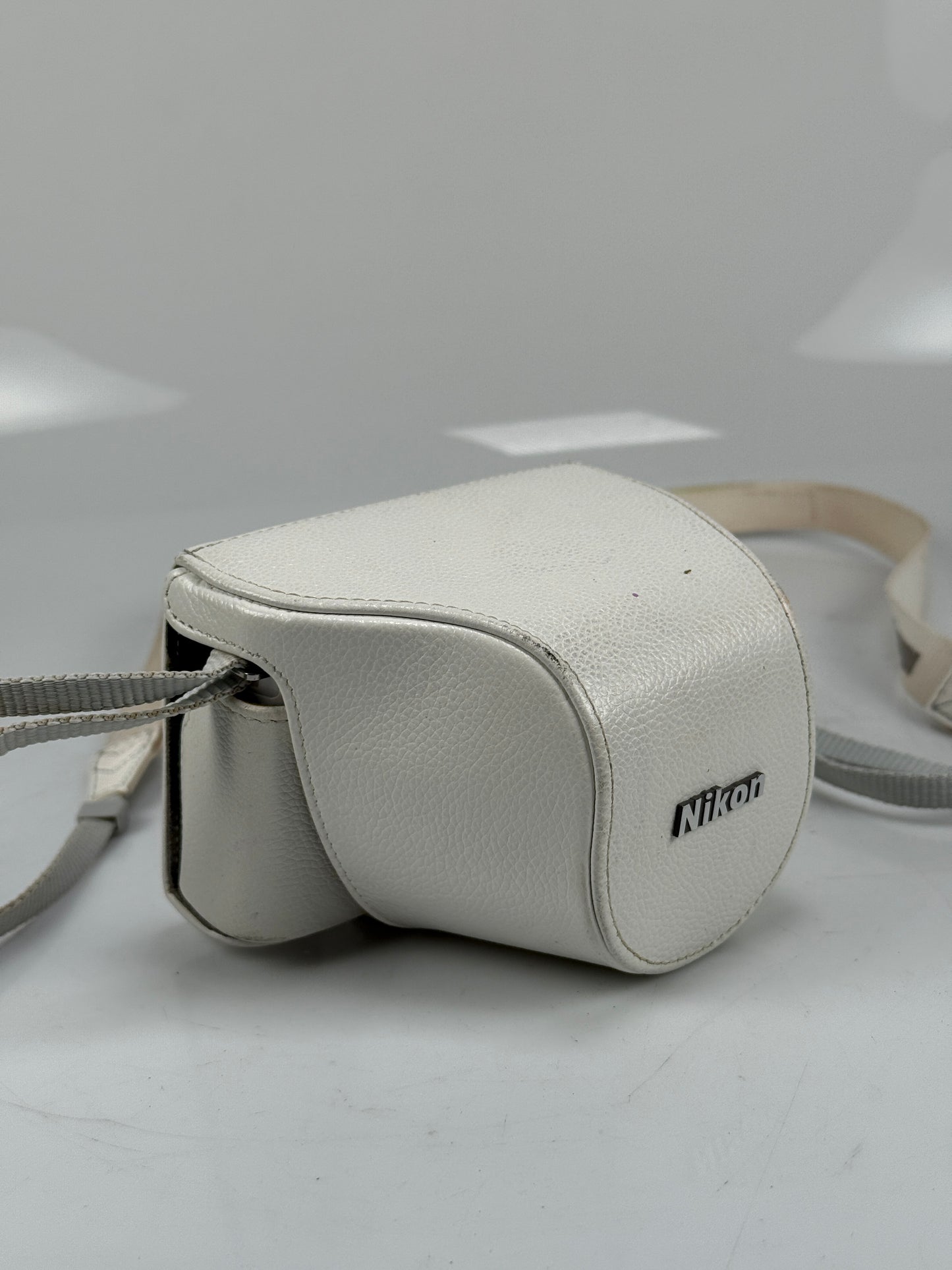 Nikon 1 J1 10.1MP Mirrorless SLR Camera w/ 10-30mm Lens white