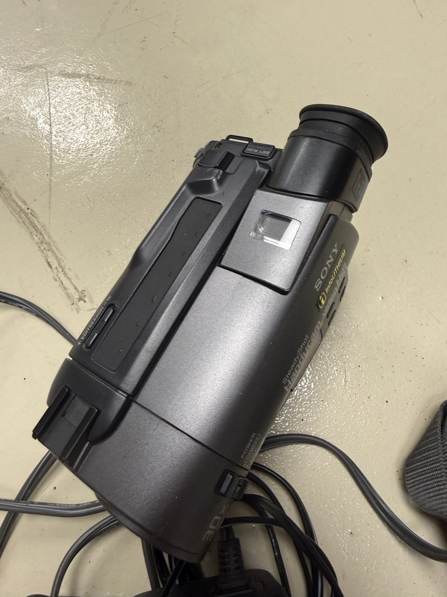 Sony CCD-TR910 NTSC Handycam Video Hi8 8mm Camcorder