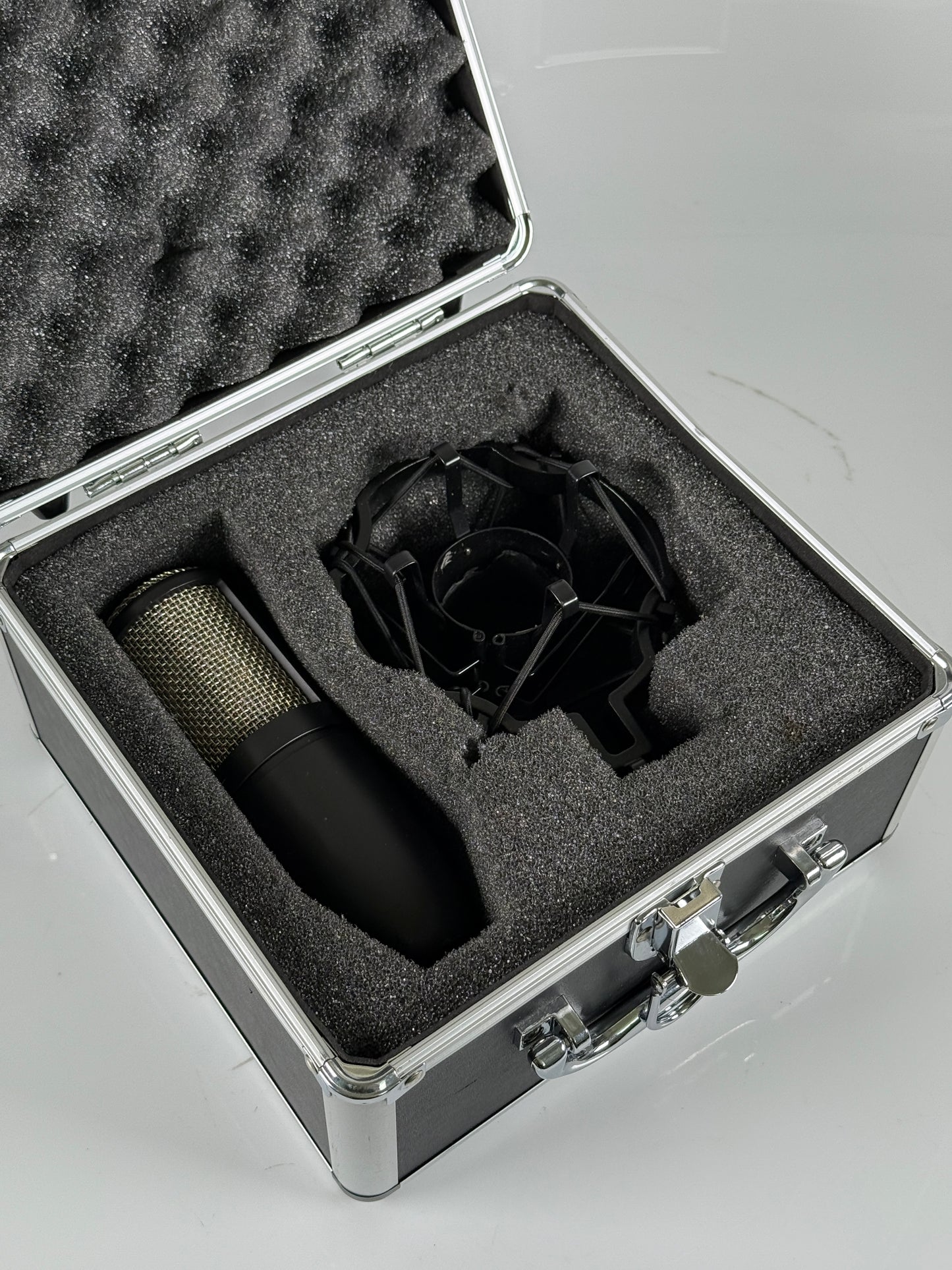 AKG P220 High-Performance Large Diaphragm True Condenser Microphone