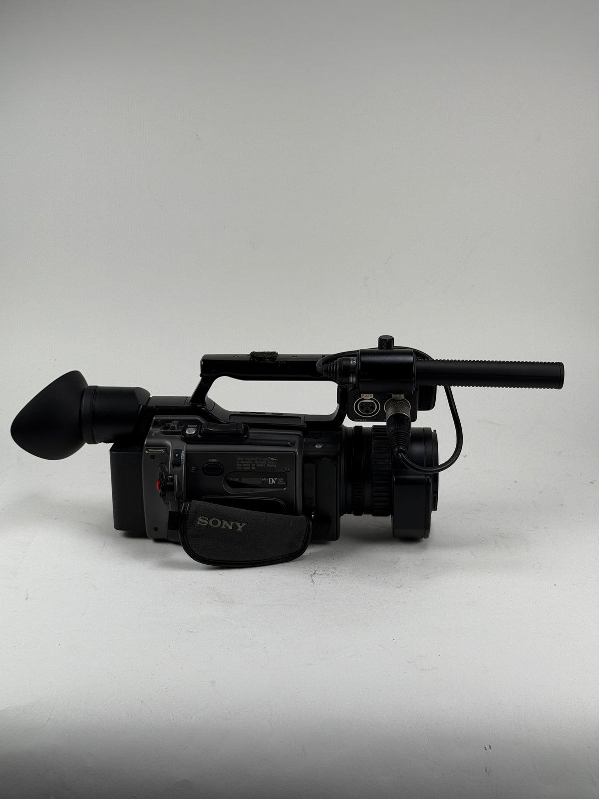 Sony DSR-PD170 DVCAM 3CCD MiniDV Professional Digital Camcorder W/Bag + USA
