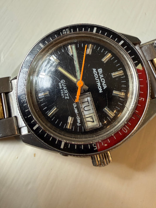 Vintage Bulova Accutron Dual-Day Quartz 666 Ft. Divers Model 8112 Swiss 40mm Devil Diver
