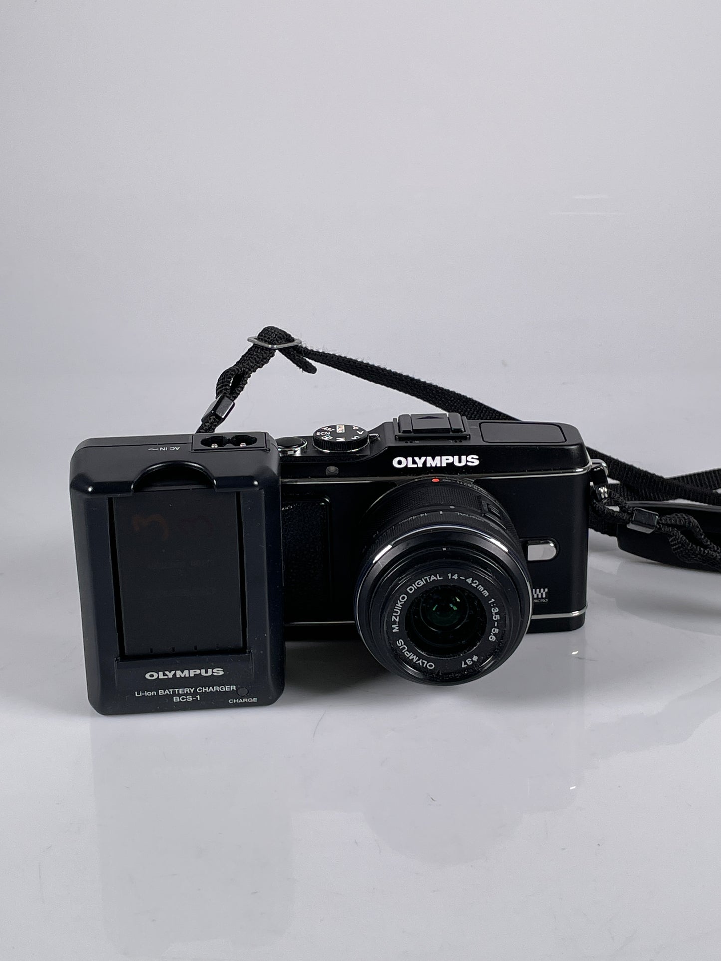OLYMPUS PEN E-P3 12.3 MP Mirrorless DSLR Camera + 14-42mm Lens kit black