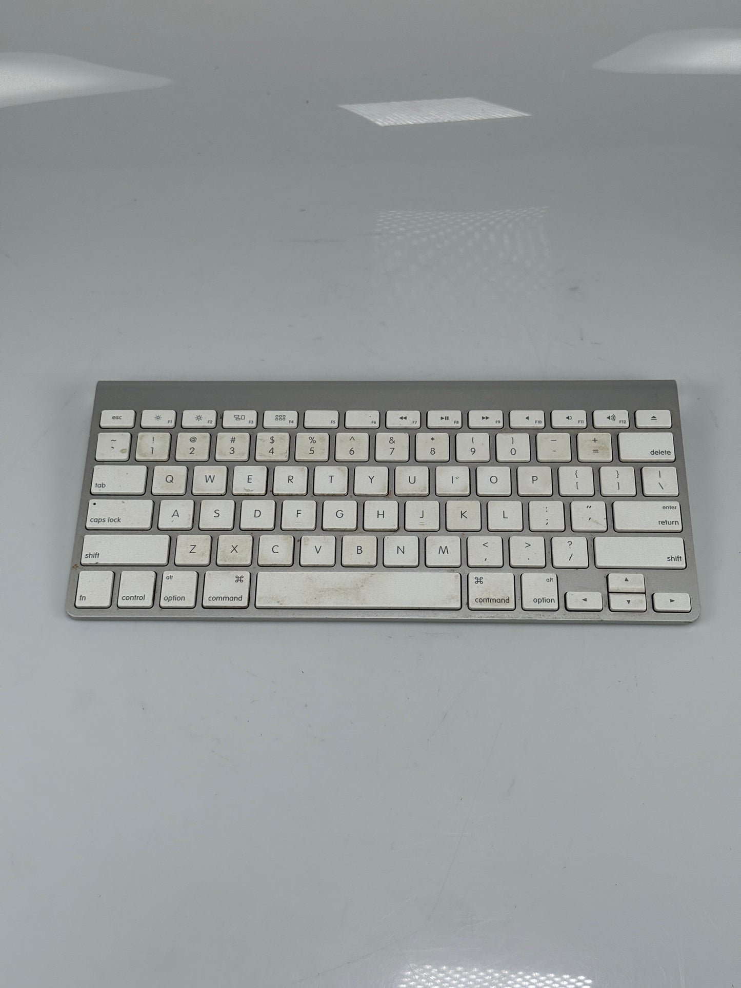 Apple A1314 MC184LL/B Wireless Bluetooth Keyboard