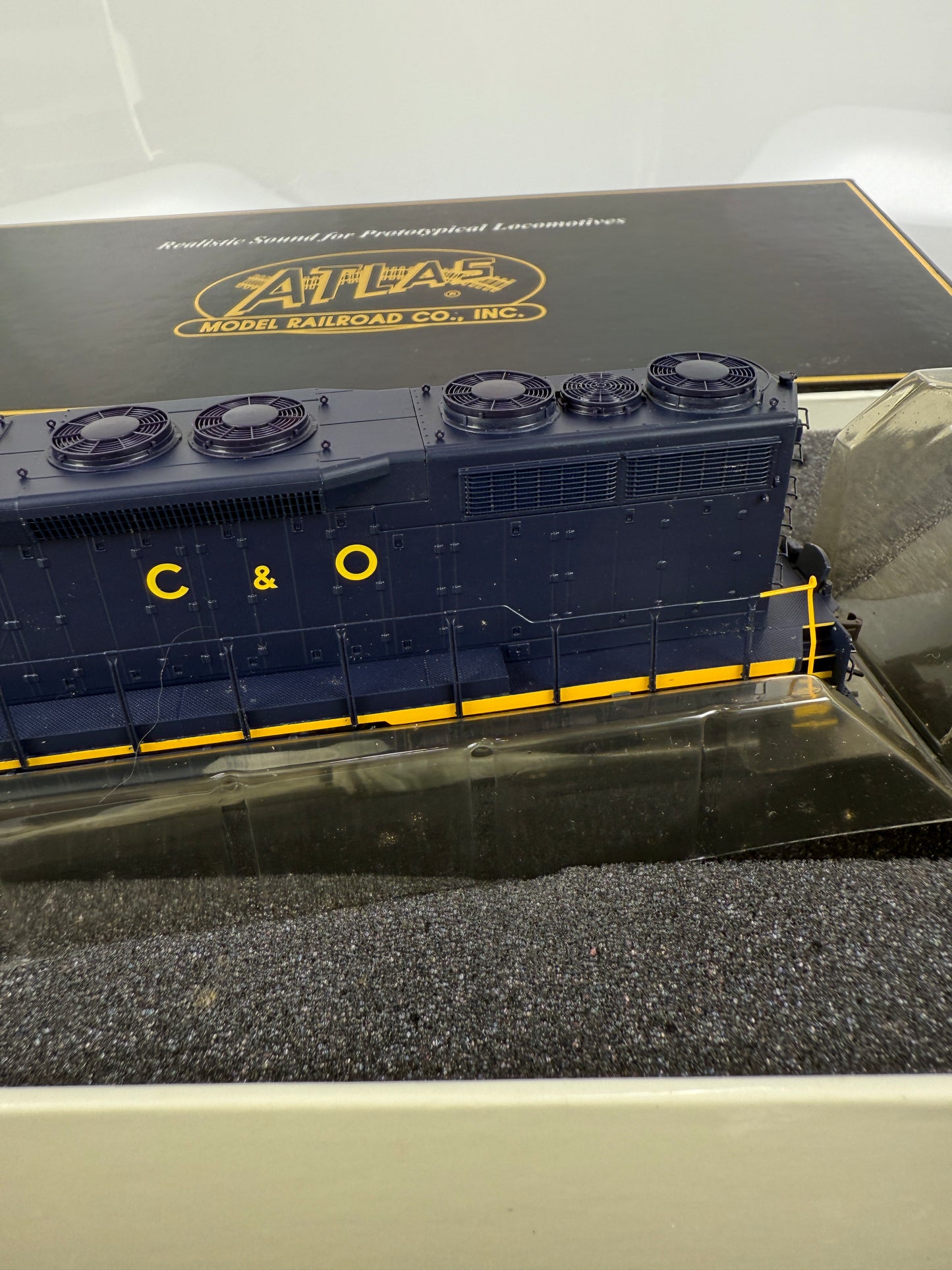 ATLAS master gold 7039 Chesapeake & Ohio 7422 SD35 low nose locomotive w/ DCC & Sound