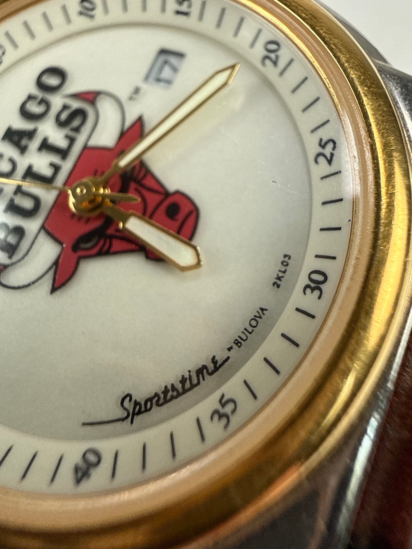 Vintage BULOVA sportstime 2KL03 Chicago Bulls NBA watch gold tone