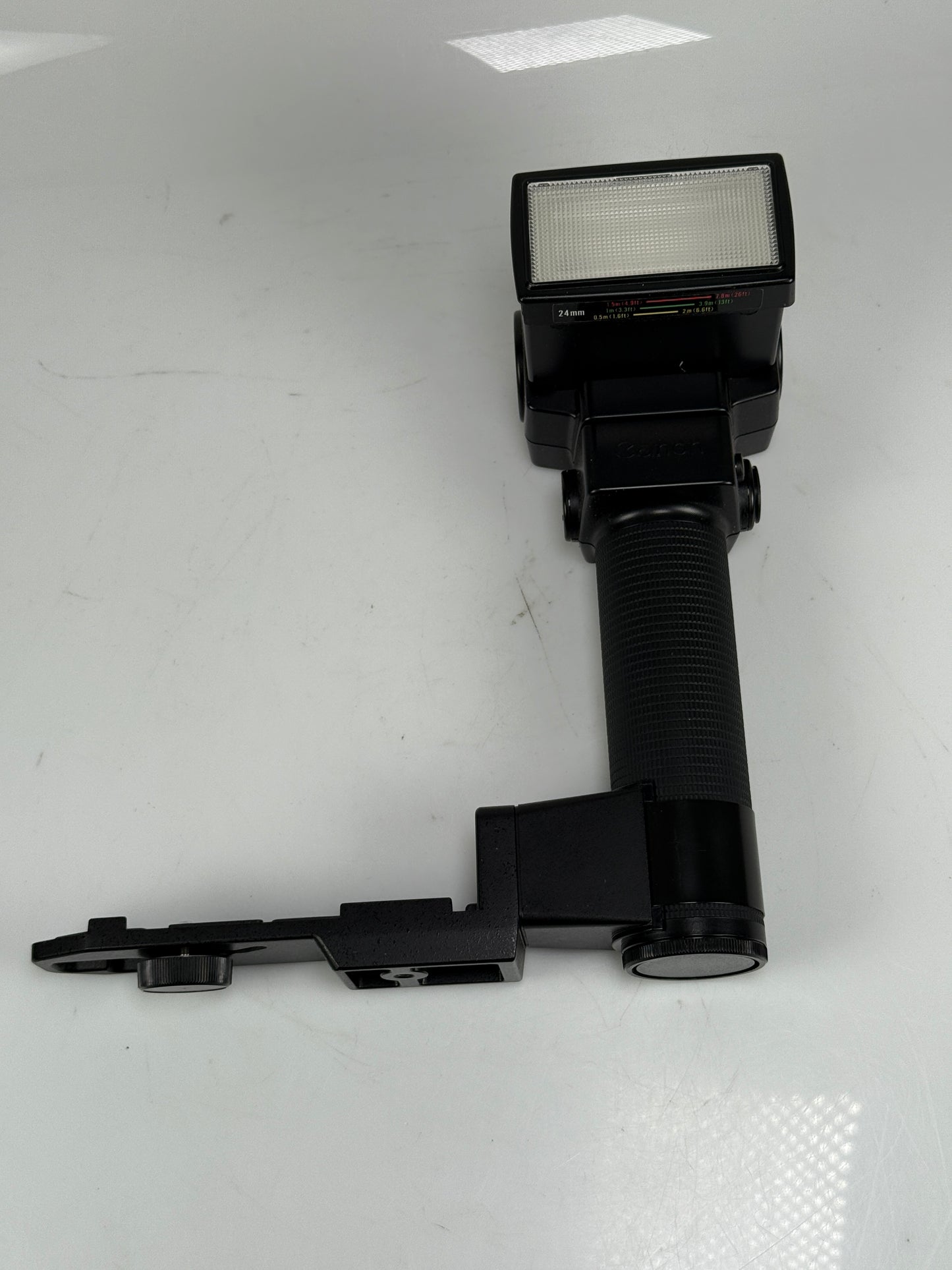 Canon 533G Speedlite camera flash with bracket