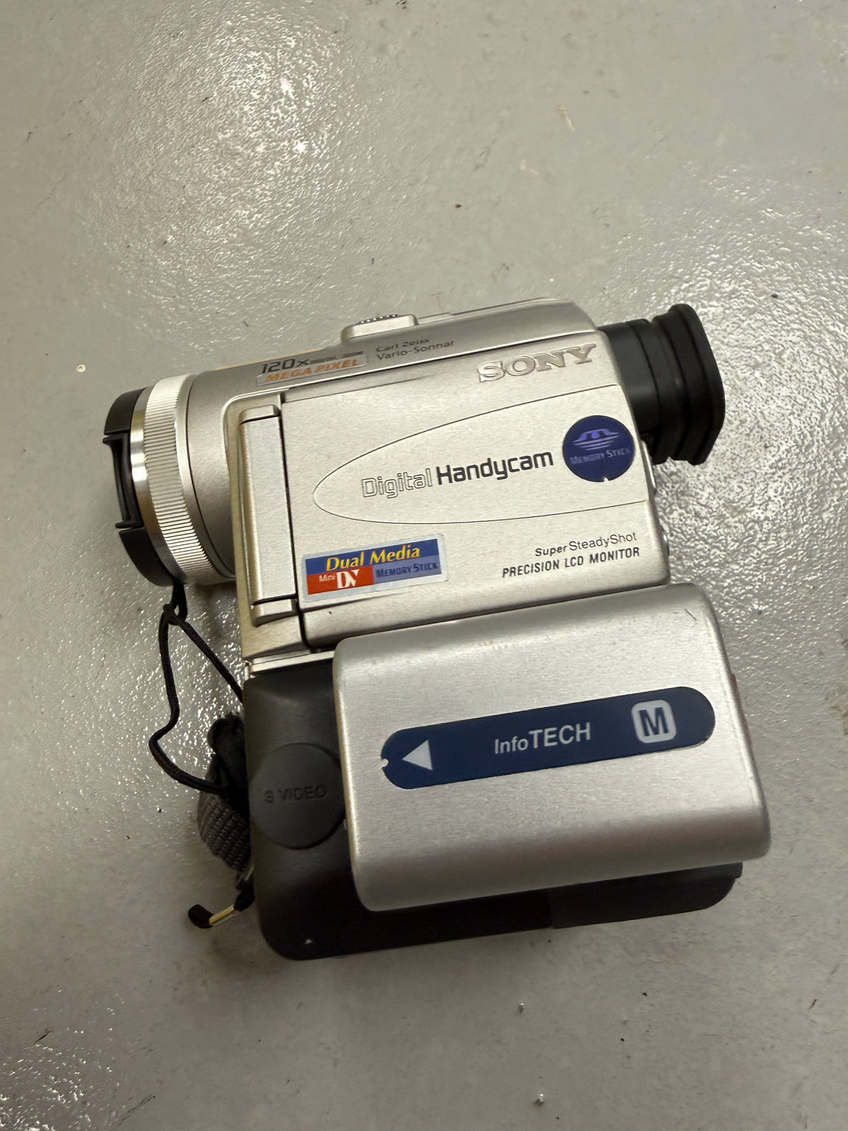 Sony Handycam DCR-PC100 Mini DV Camcorder