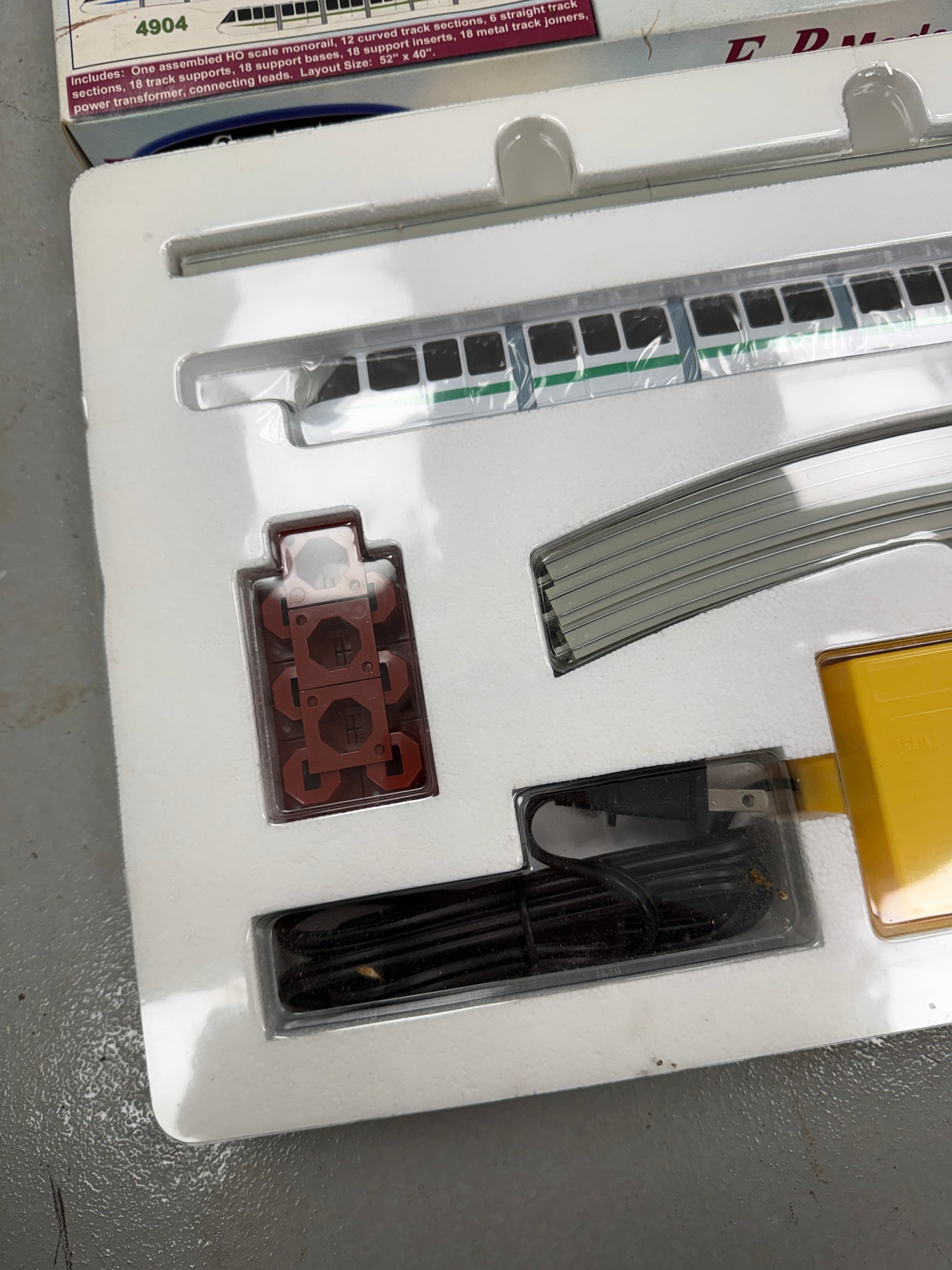 E-R Models Monorail # 4904 Green complete train set NIB