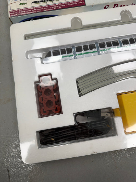 E-R Models Monorail # 4904 Green complete train set NIB