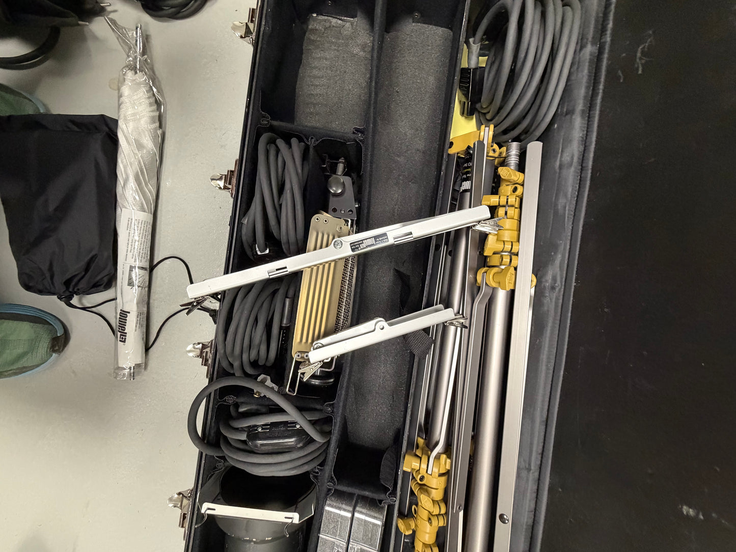 Lowel light kit w/ Tota Omni, Pro, LC44, Tota, light stands, case, etc