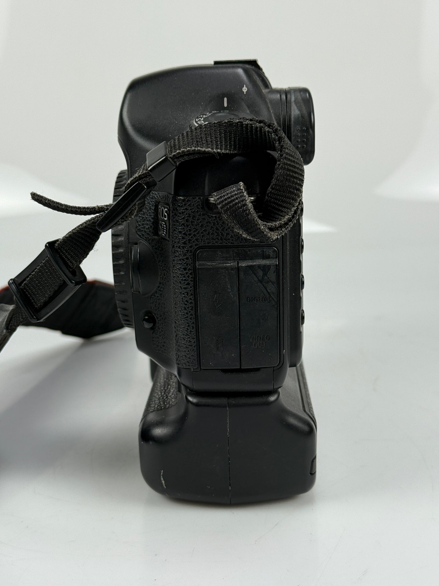 Canon EOS 5D Classic *Battery Grip BG-E4* 12.8 MP Full Frame DSLR Camera