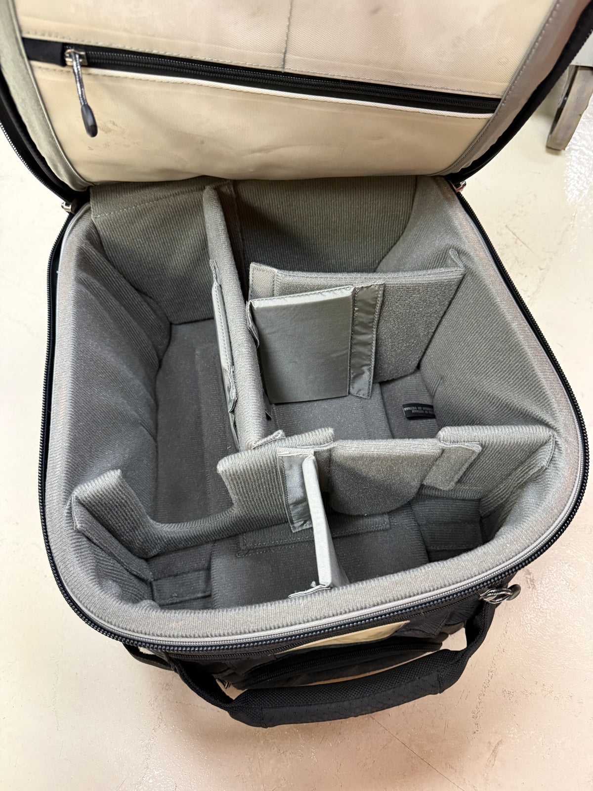 Think Tank Airport Airstream Rolling Camera Bag DSLR Travel Case w Dividers