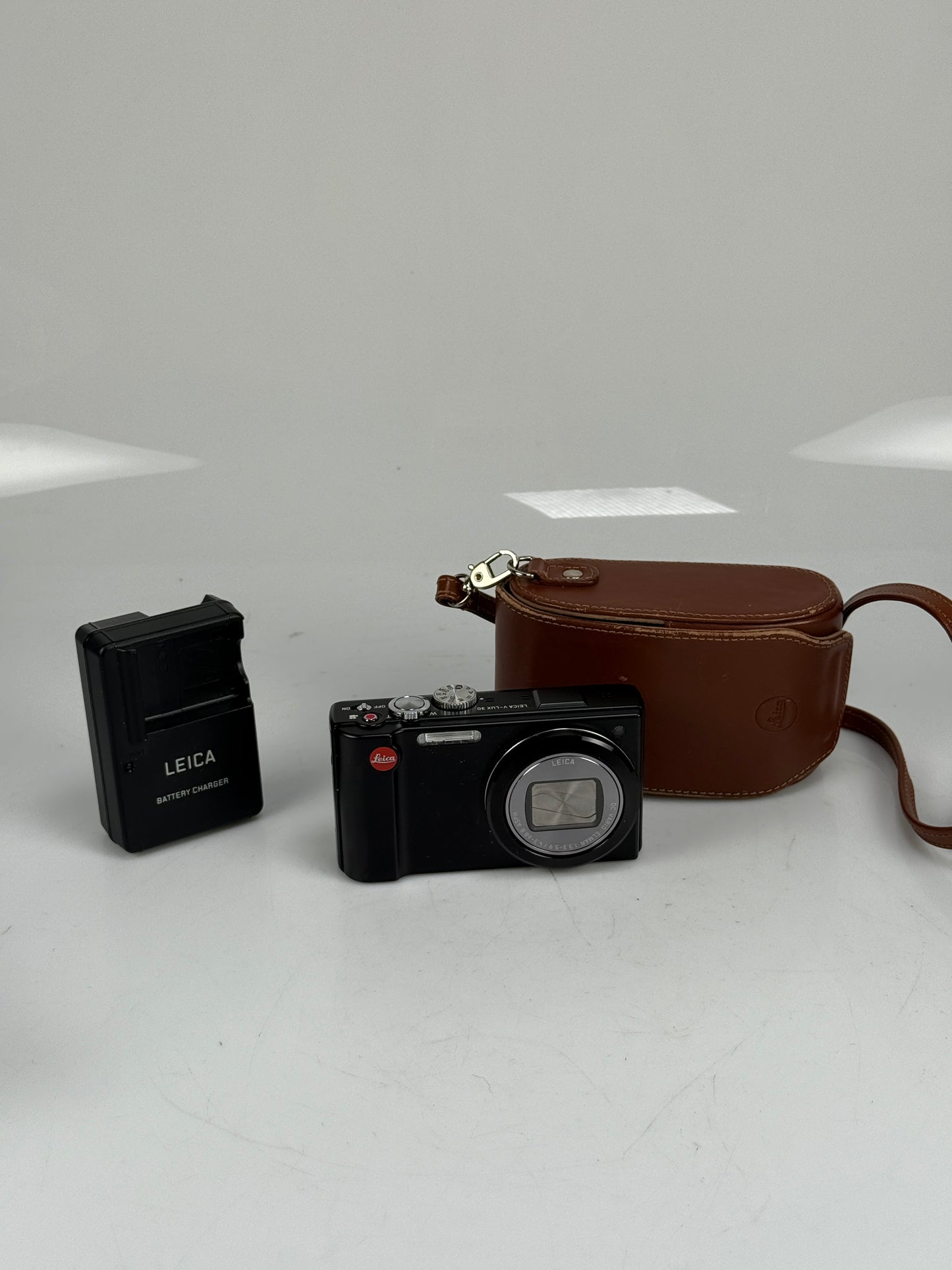 Leica V-Lux 30 14.1MP Compact Digital Camera