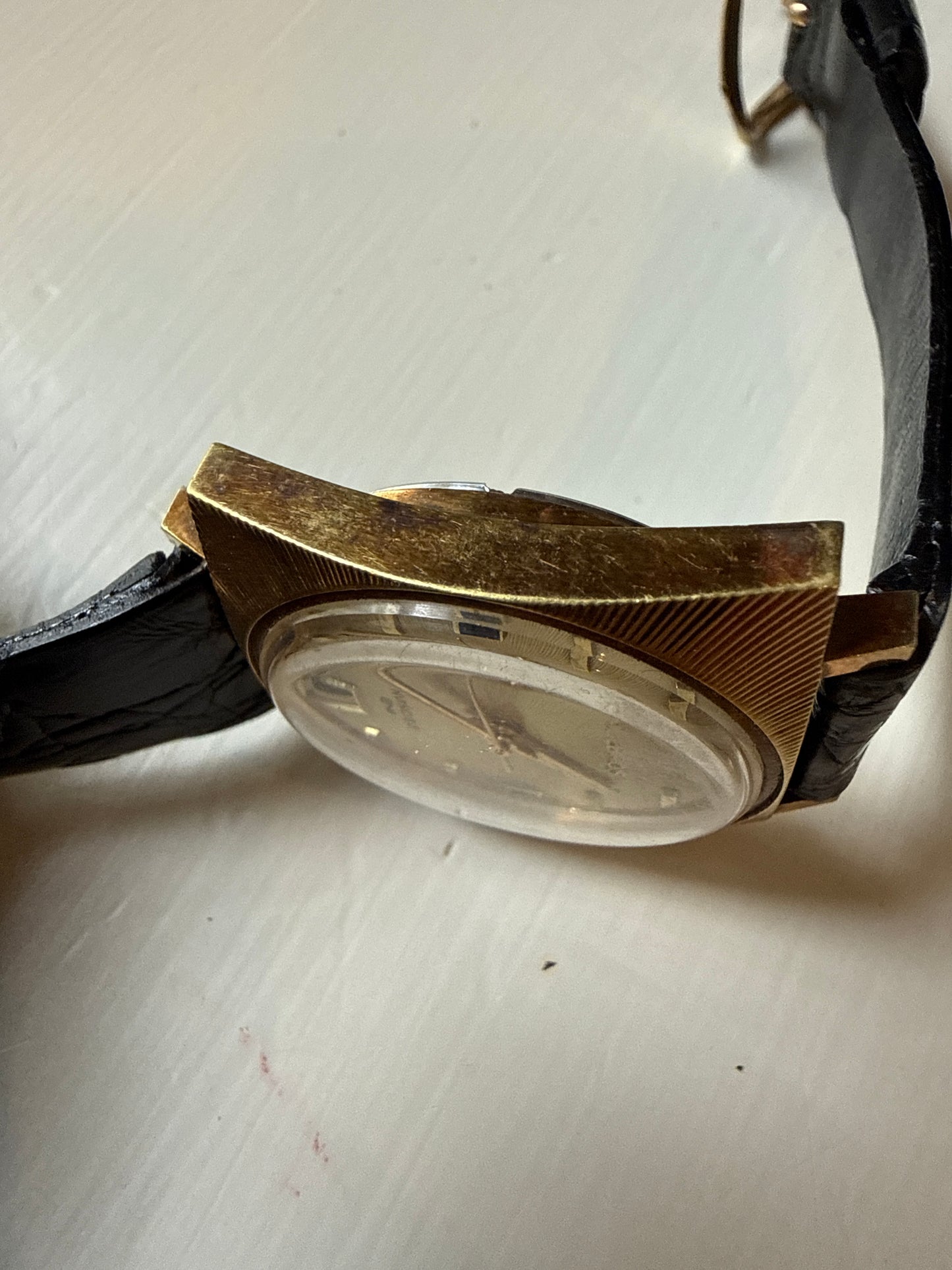 Vintage Helbros Invincible Date 17 Jewel Gold Sunburst Dial & Case Men’s Watch