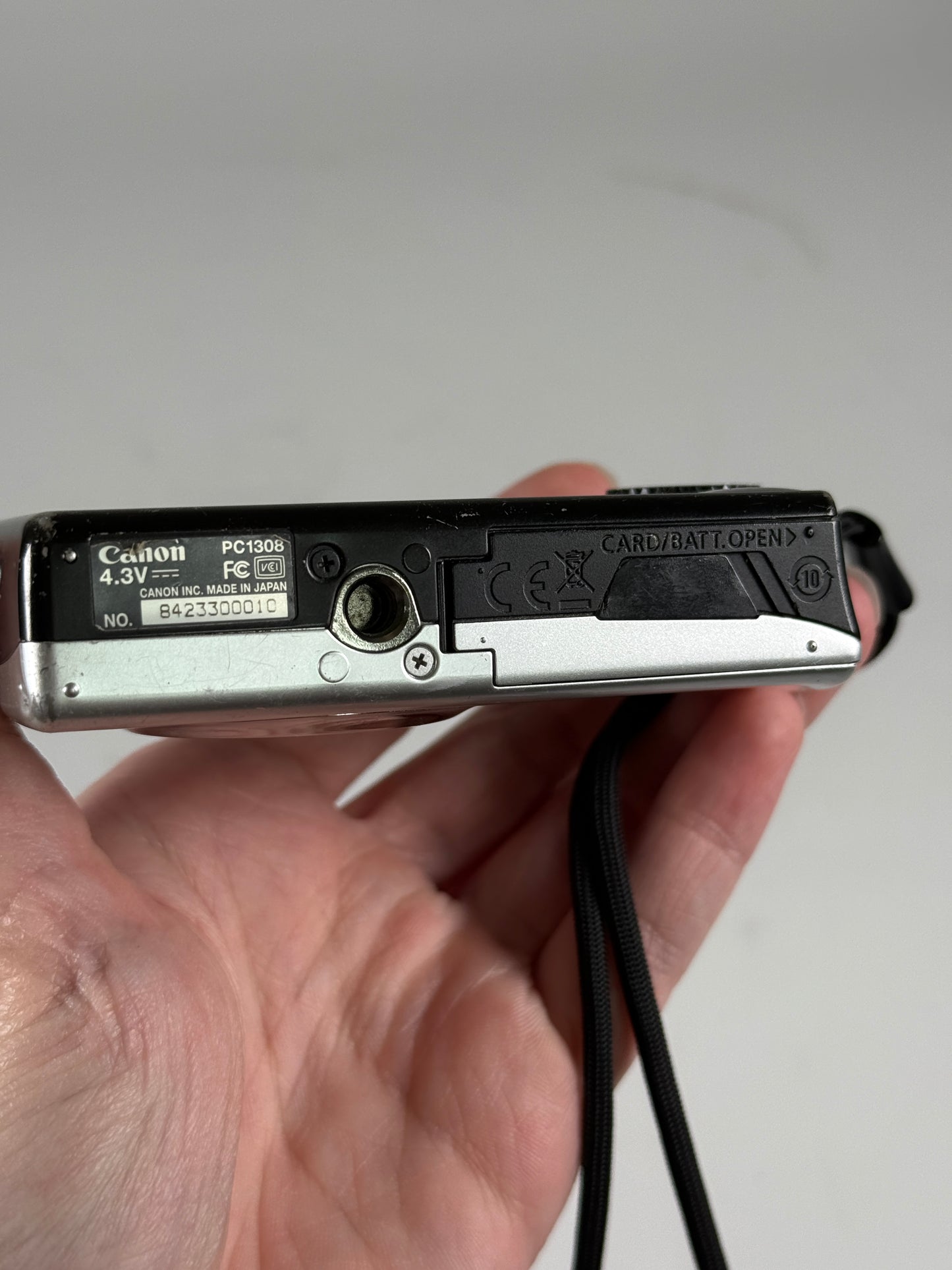 Canon PowerShot Digital ELPH SD880 IS 10MP Camera