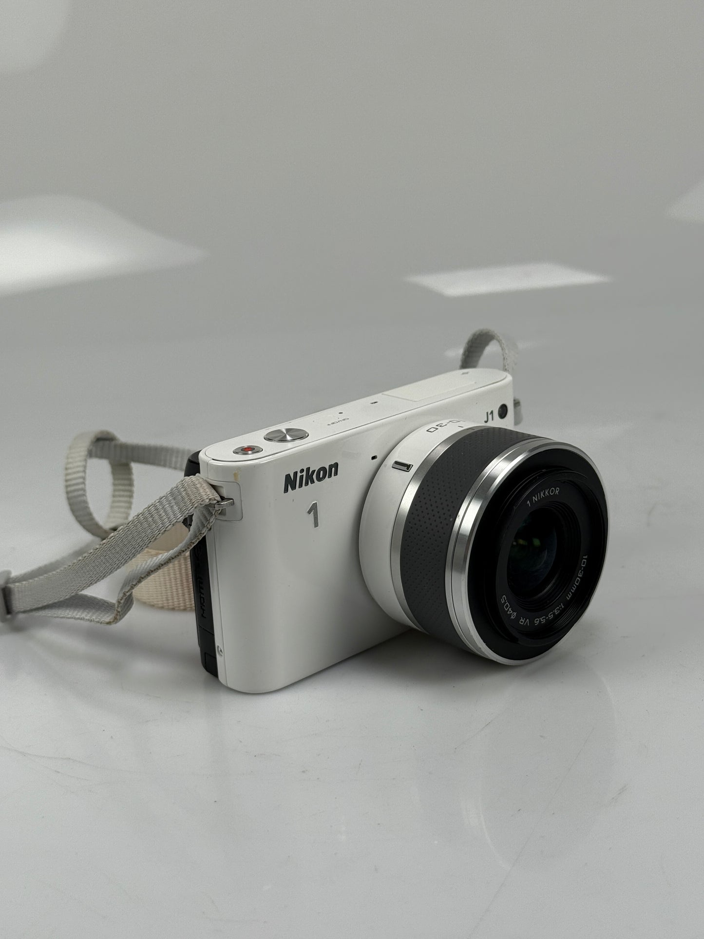 Nikon 1 J1 10.1MP Mirrorless SLR Camera w/ 10-30mm Lens white