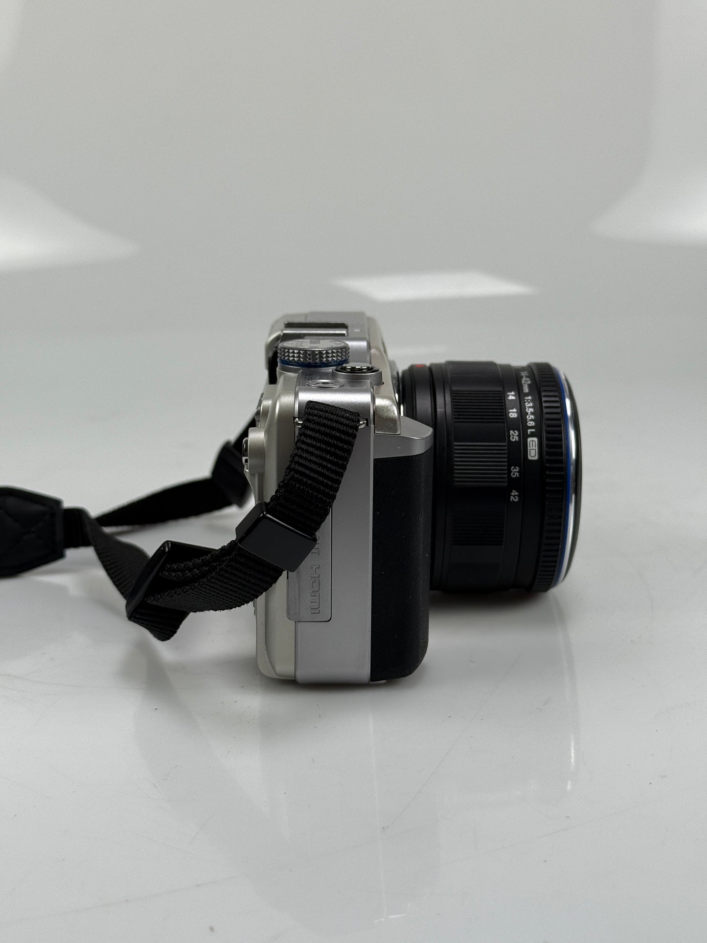 Olympus E-PL1  12.3MP mirrorless digital camera body Silver with 14-42mm L ED lens