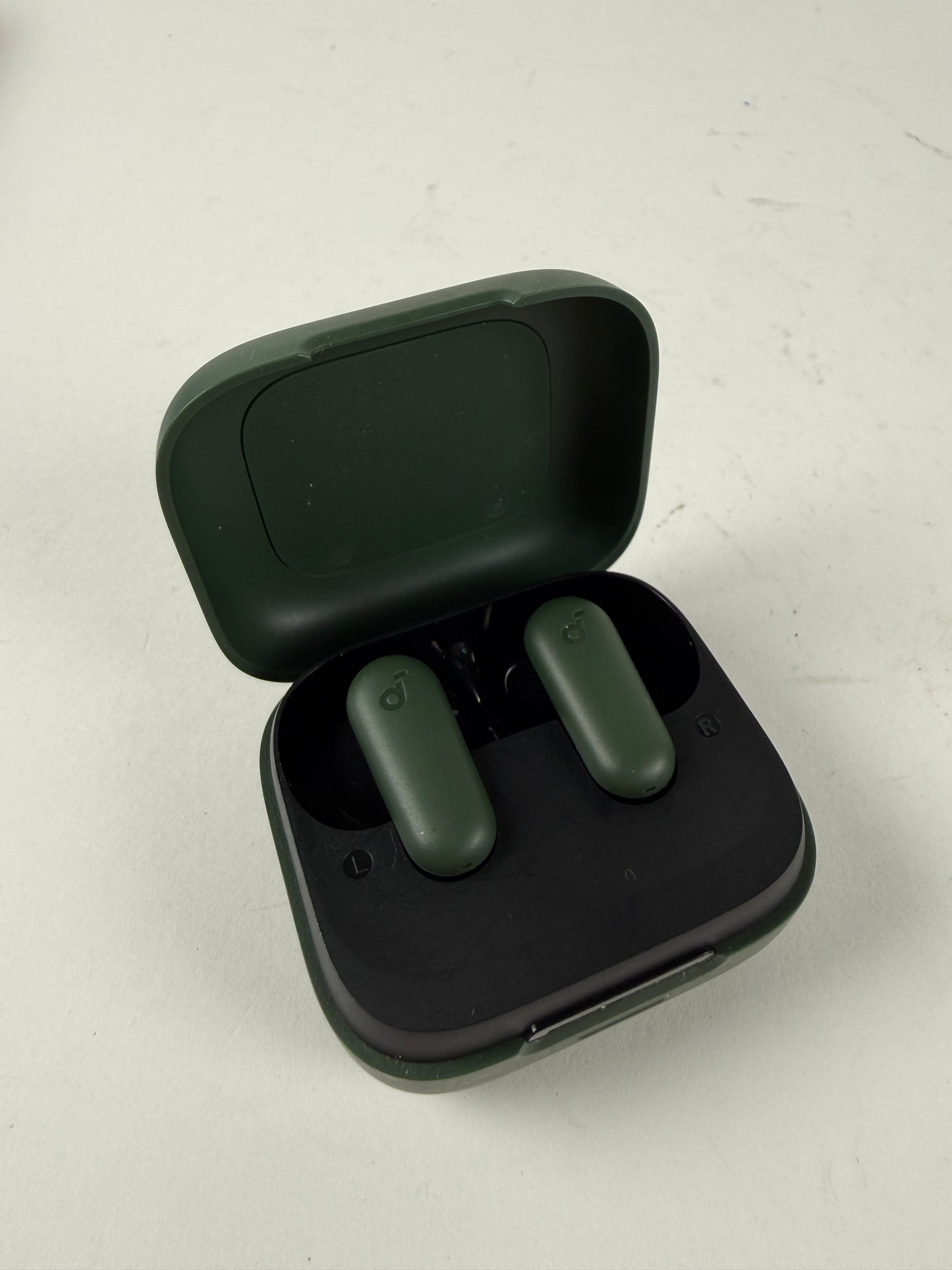 Soundcore P30i Wireless Earbuds 2-In-1/Case Phone Stand Smart Noise Cancelling green