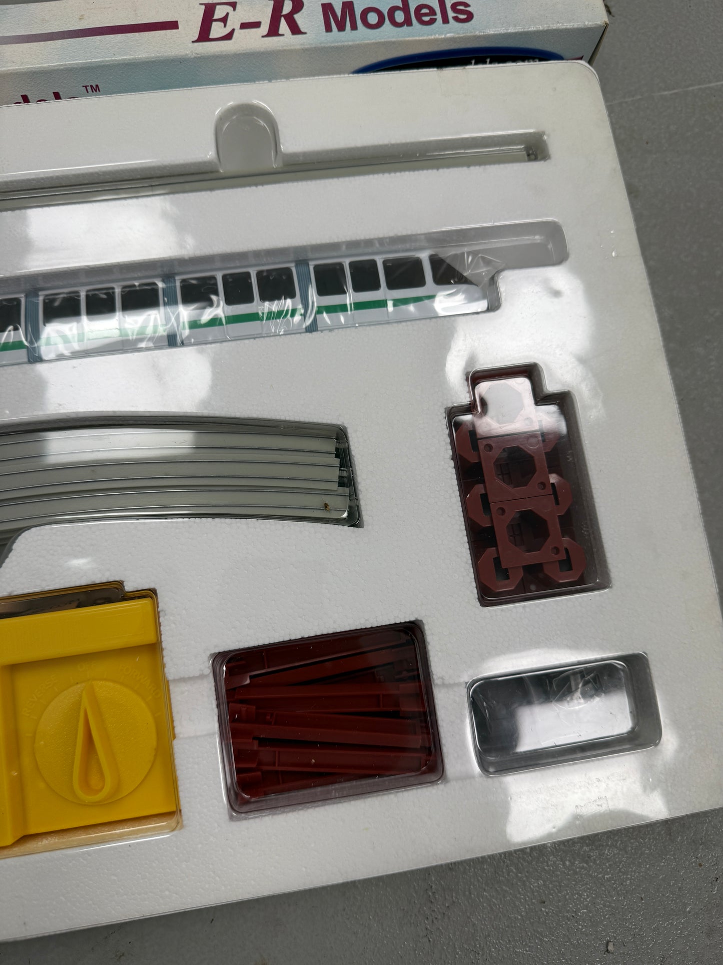 E-R Models Monorail # 4904 Green complete train set NIB