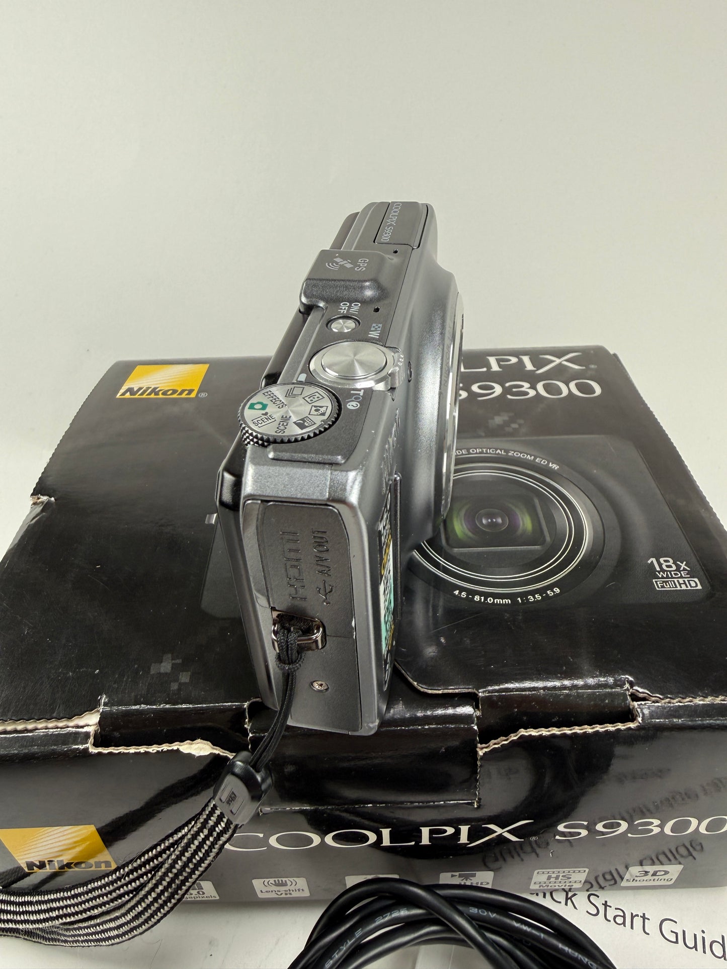 Nikon COOLPIX S9300 16.0MP Digital Camera 18x Optica Zoom Silver