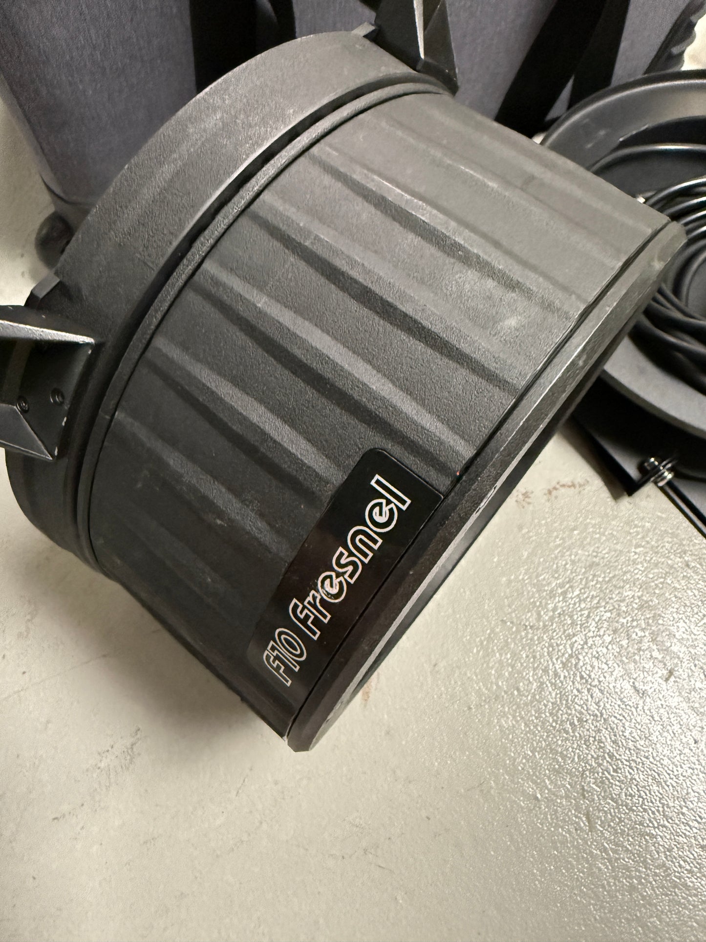 Aputure LS 600d Pro Bi-Color LED Monolight (V-Mount) w/ Fresnel F10
