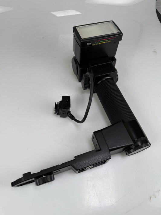Canon 533G Speedlite camera flash with bracket