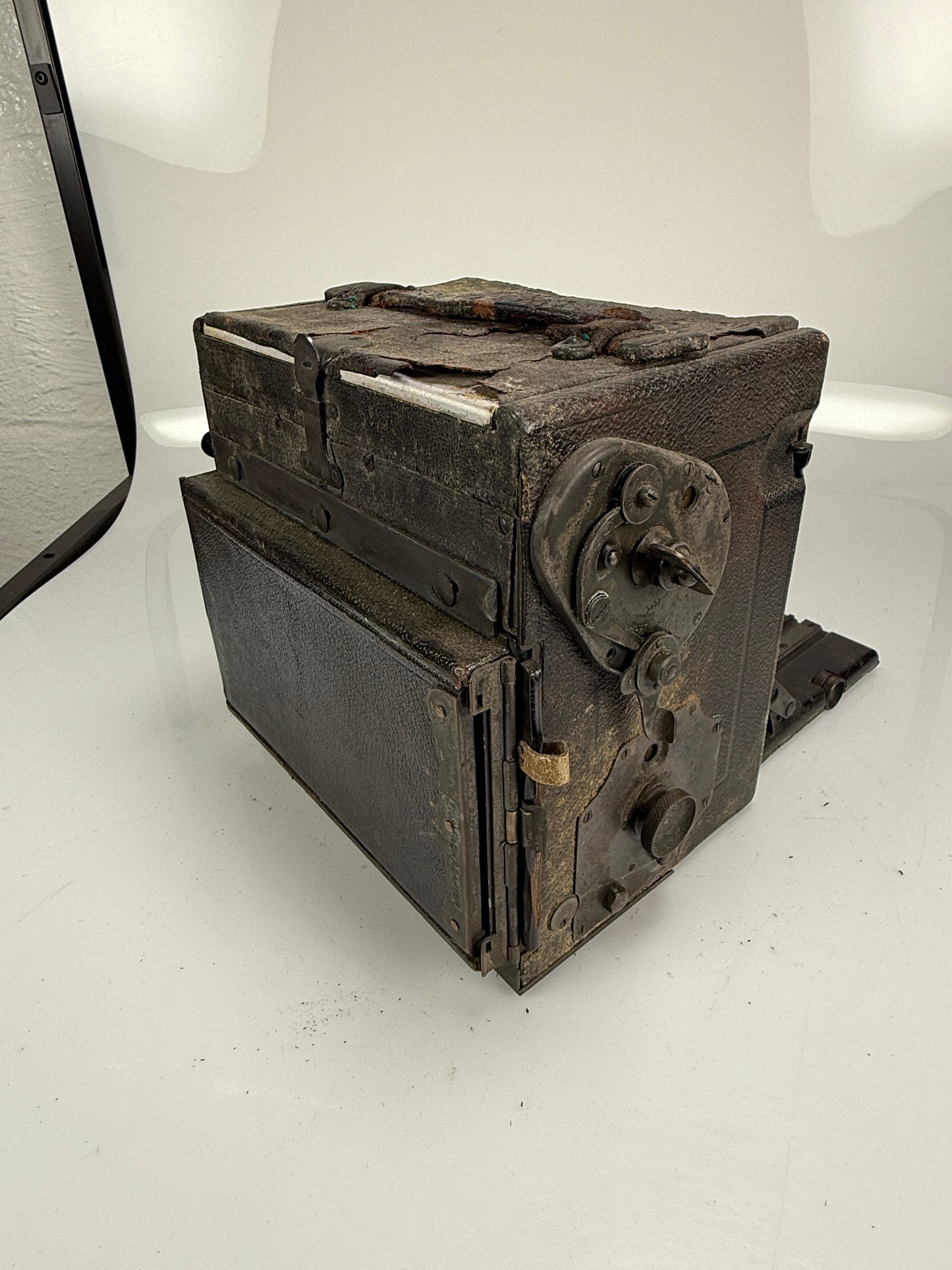 Compact Graflex 3¼x5½ SLR Focal Plane Shutter Camera with lens