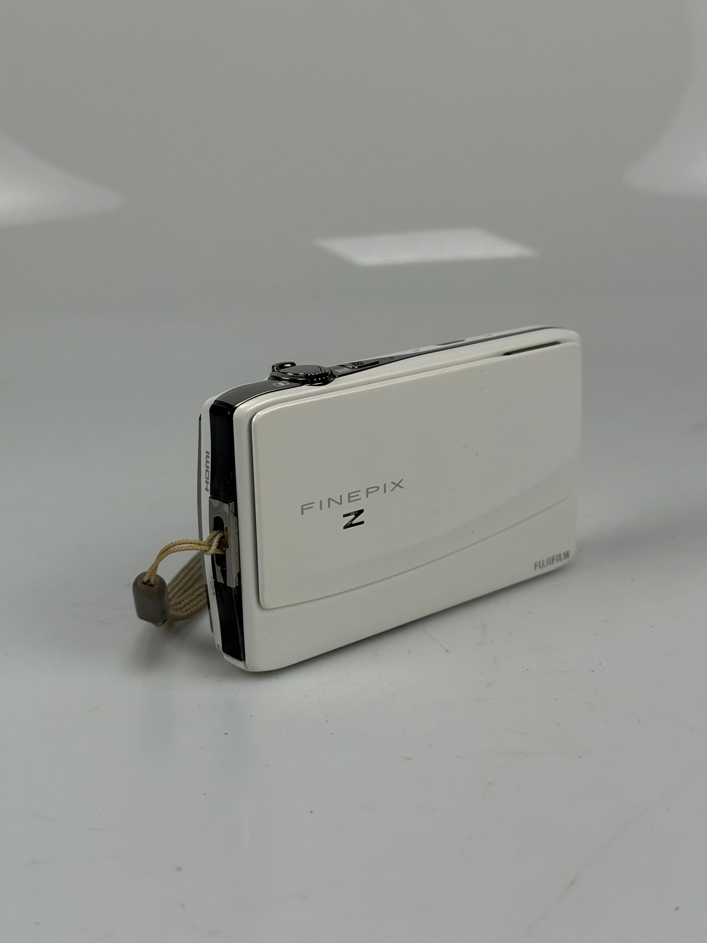 FUJIFILM FinePix Z900EXR 16.0MP Compact Digital Camera White