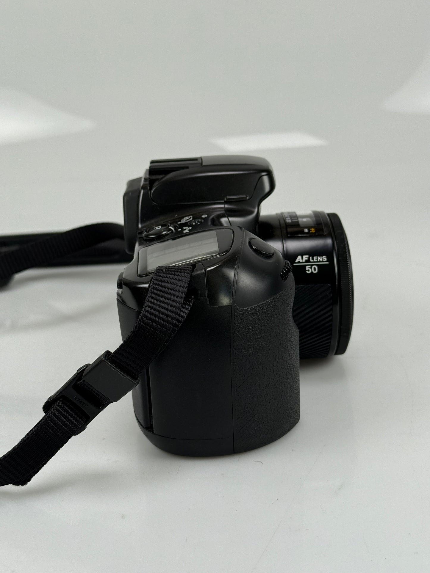 Minolta Maxxum 400si 35mm SLR Film Camera with 50mm f1.7 AF lens