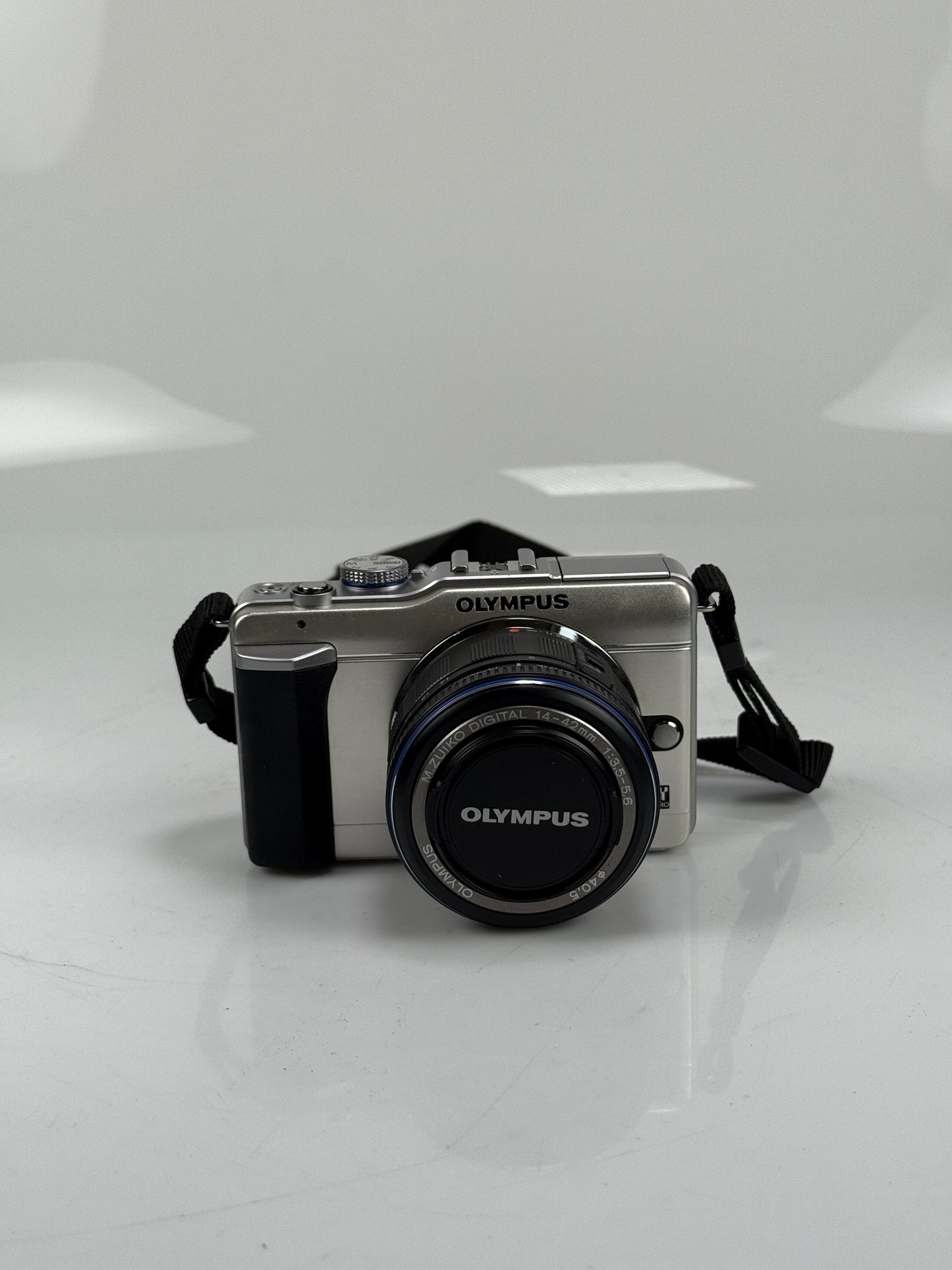 Olympus E-PL1  12.3MP mirrorless digital camera body Silver with 14-42mm L ED lens