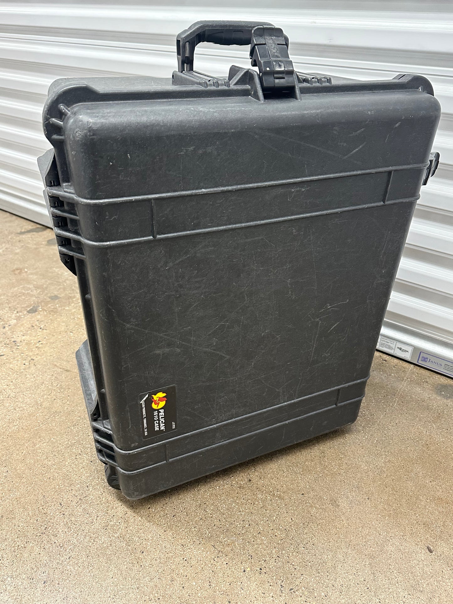 Pelican 1610 rolling Protector Case  Black Water Tight