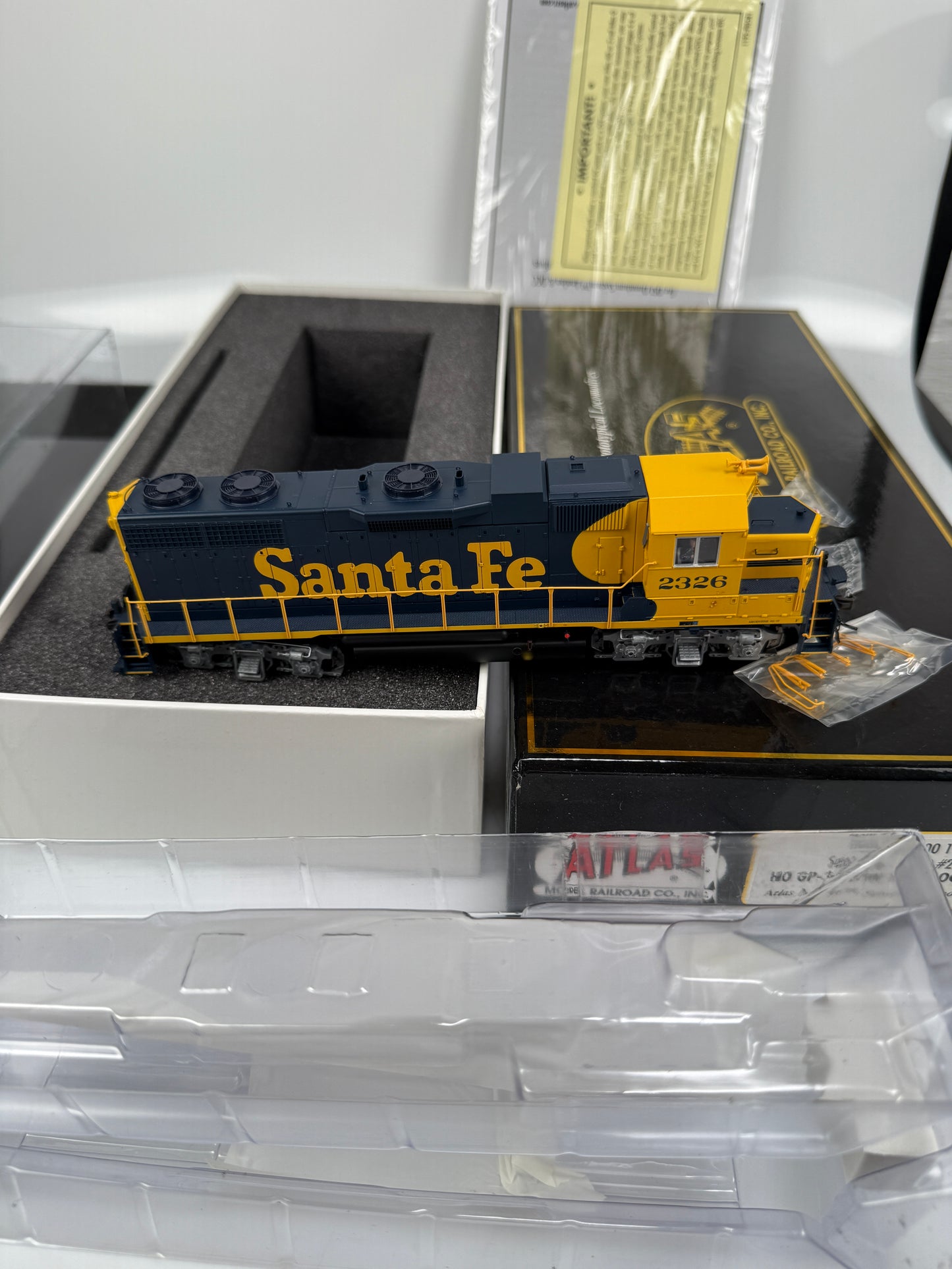 ATLAS master gold HO 10000 SANTA FE # 2326 HO GP-38 low noise locomotive w/ DCC & Sound