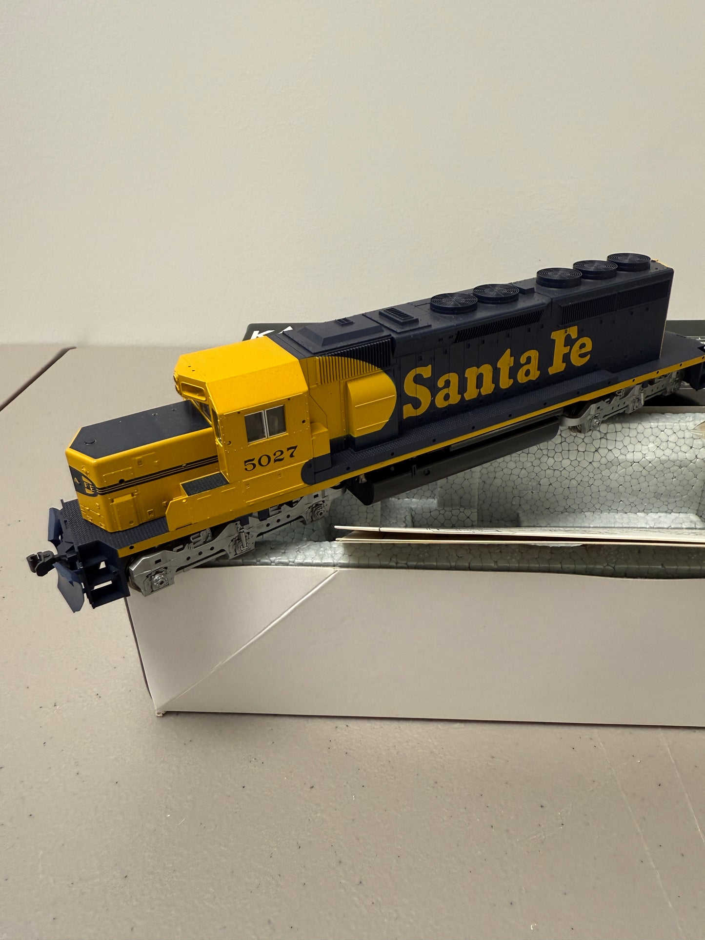KATO 37-2908 HO EMD SD40-2 Snoot Nose Locomotive Santa Fe #5027 New DCC Ready