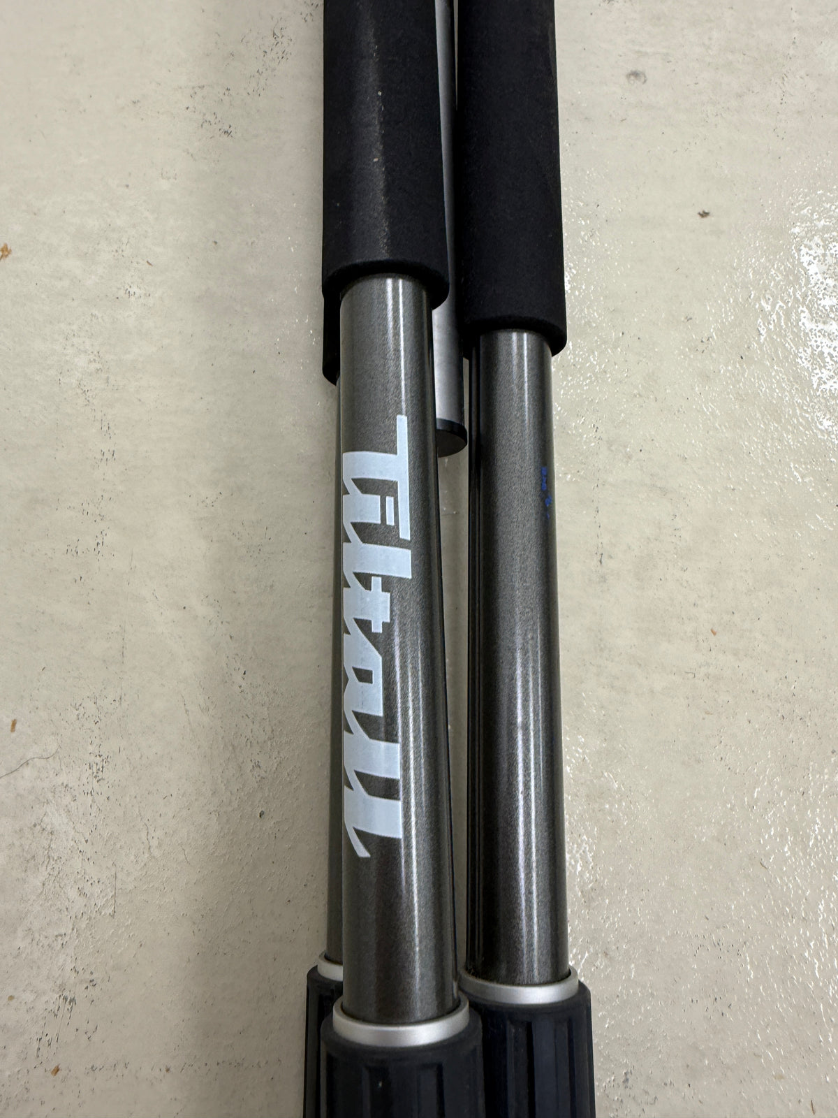 Tiltall Tripod Grey Metal with head