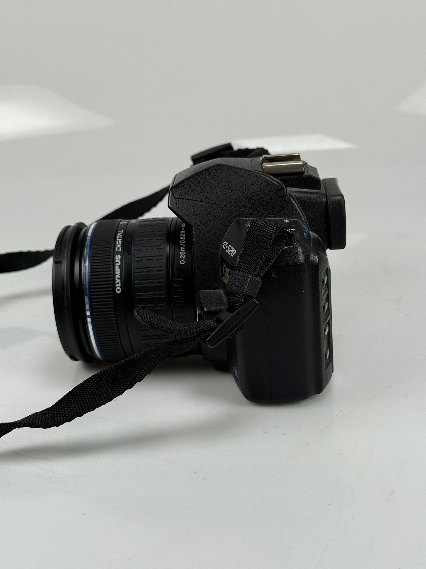 Olympus E-520 camera 10.0 MP DSLR 14-42mm Lens