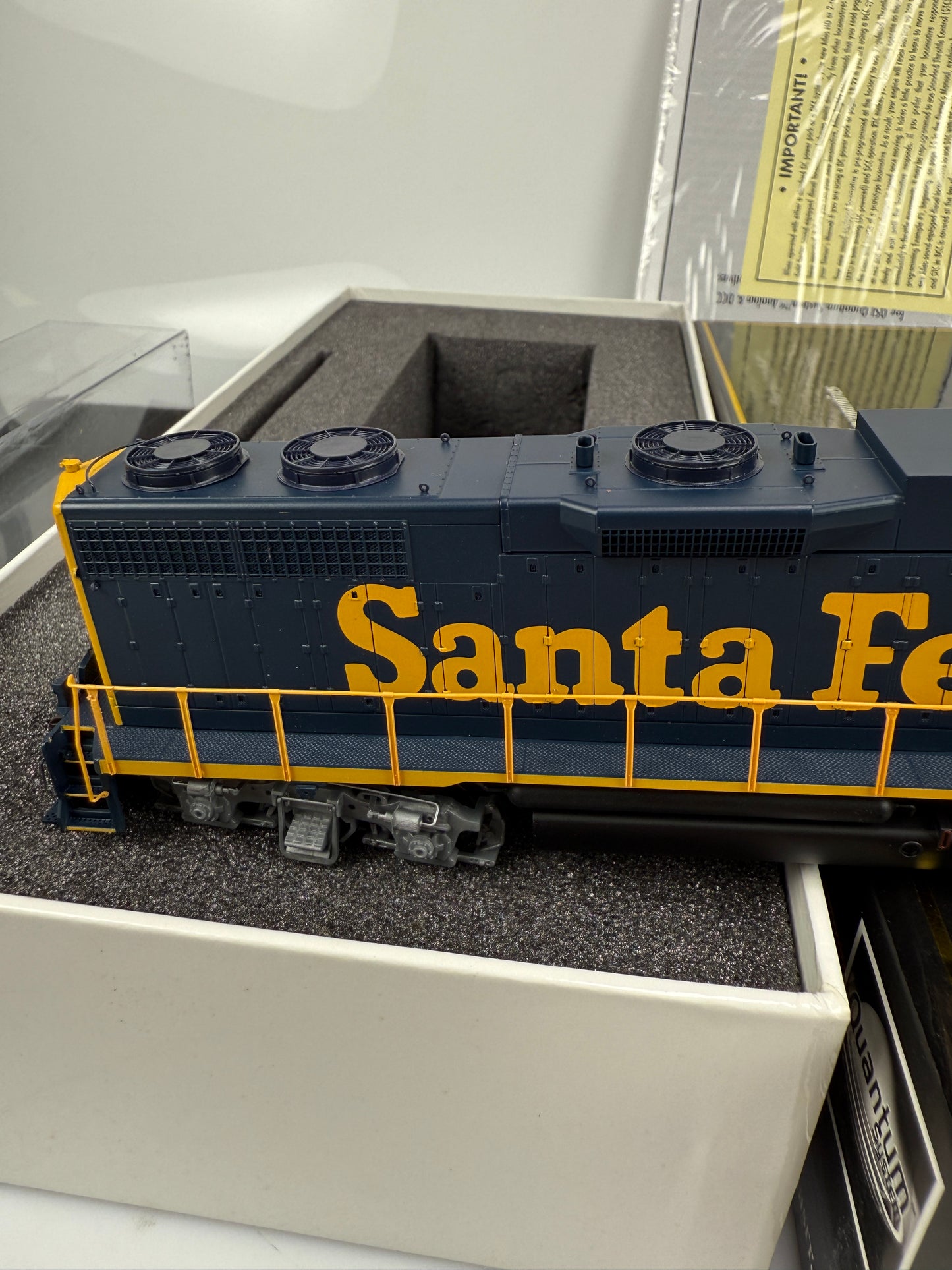 ATLAS master gold HO 10000 SANTA FE # 2326 HO GP-38 low noise locomotive w/ DCC & Sound