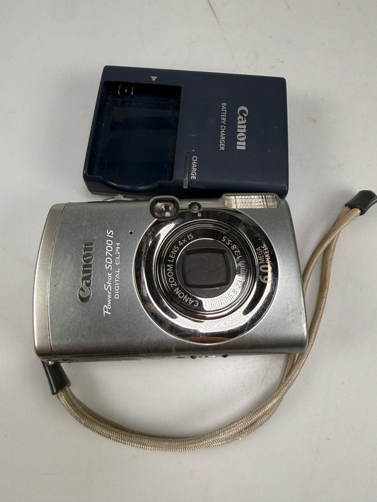 Canon PowerShot SD700 IS Digital Camera 6.0 MP Battery and charger